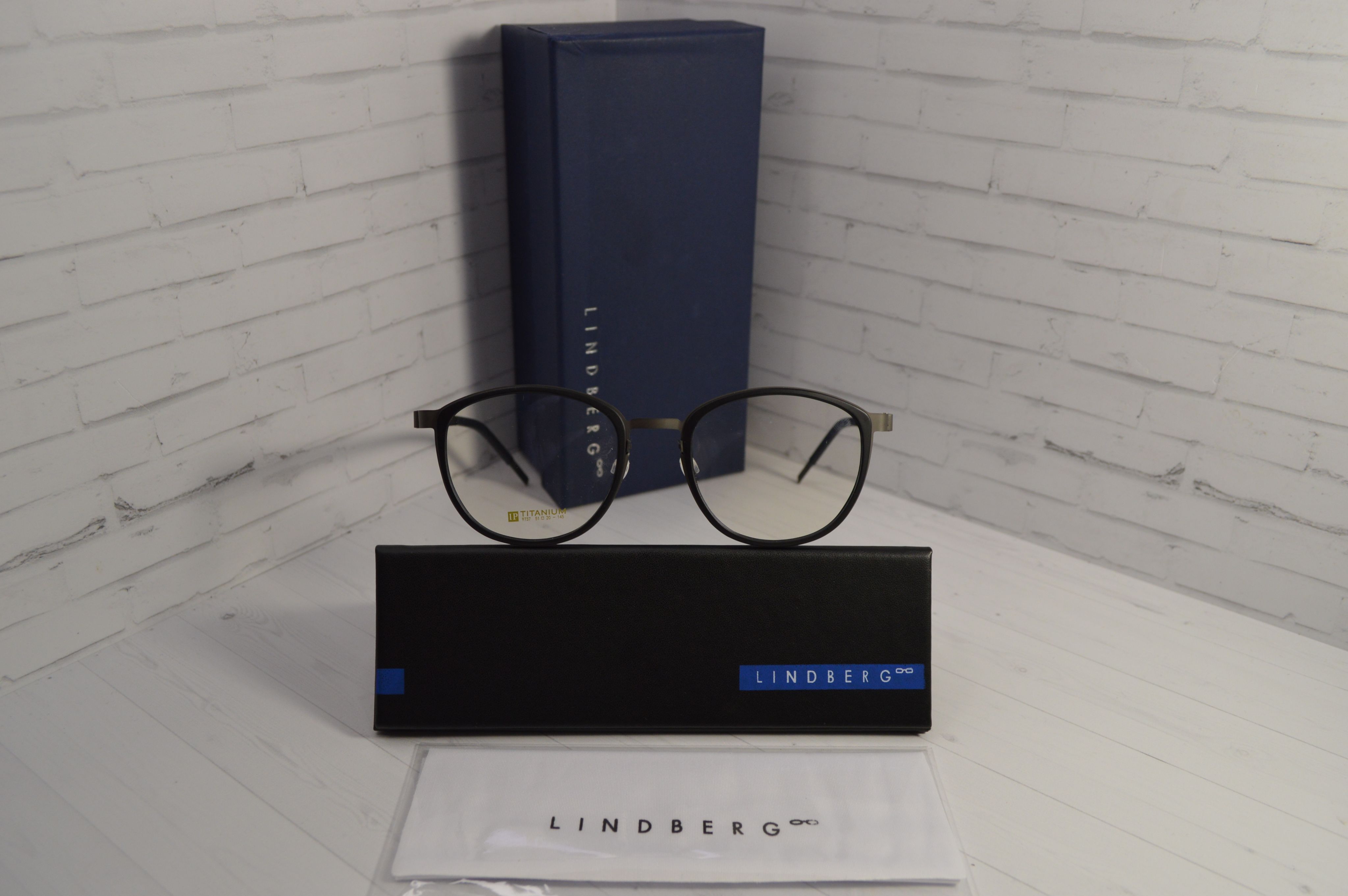 Оправа, титан, Lindberg 9737, графитового цвета с чёрной окантовкой.