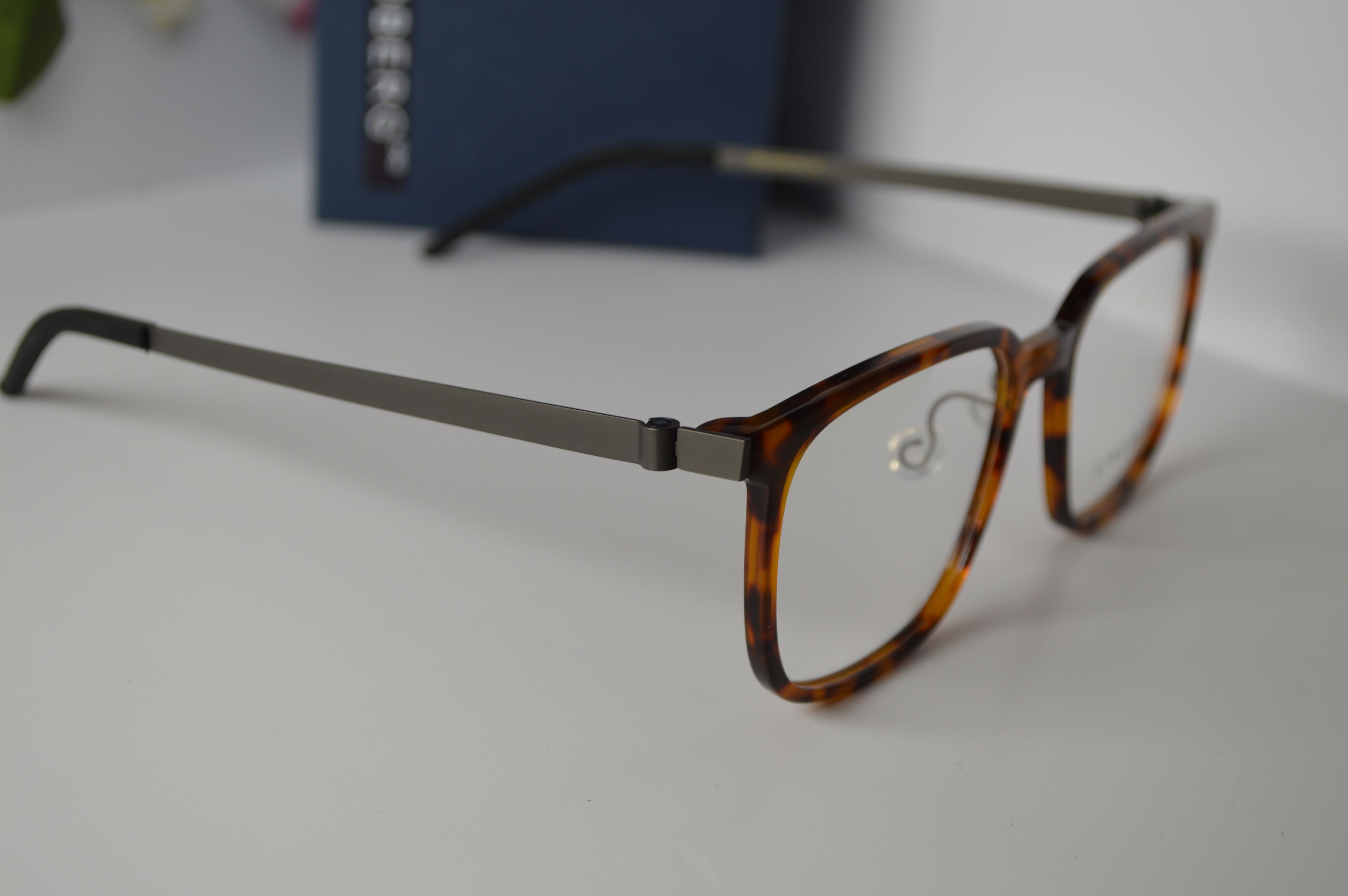 Оправа унисекс, титан, Lindberg 1258 C2, пластиковый коричневый ободок с носоупорами и серые титановые дужки.