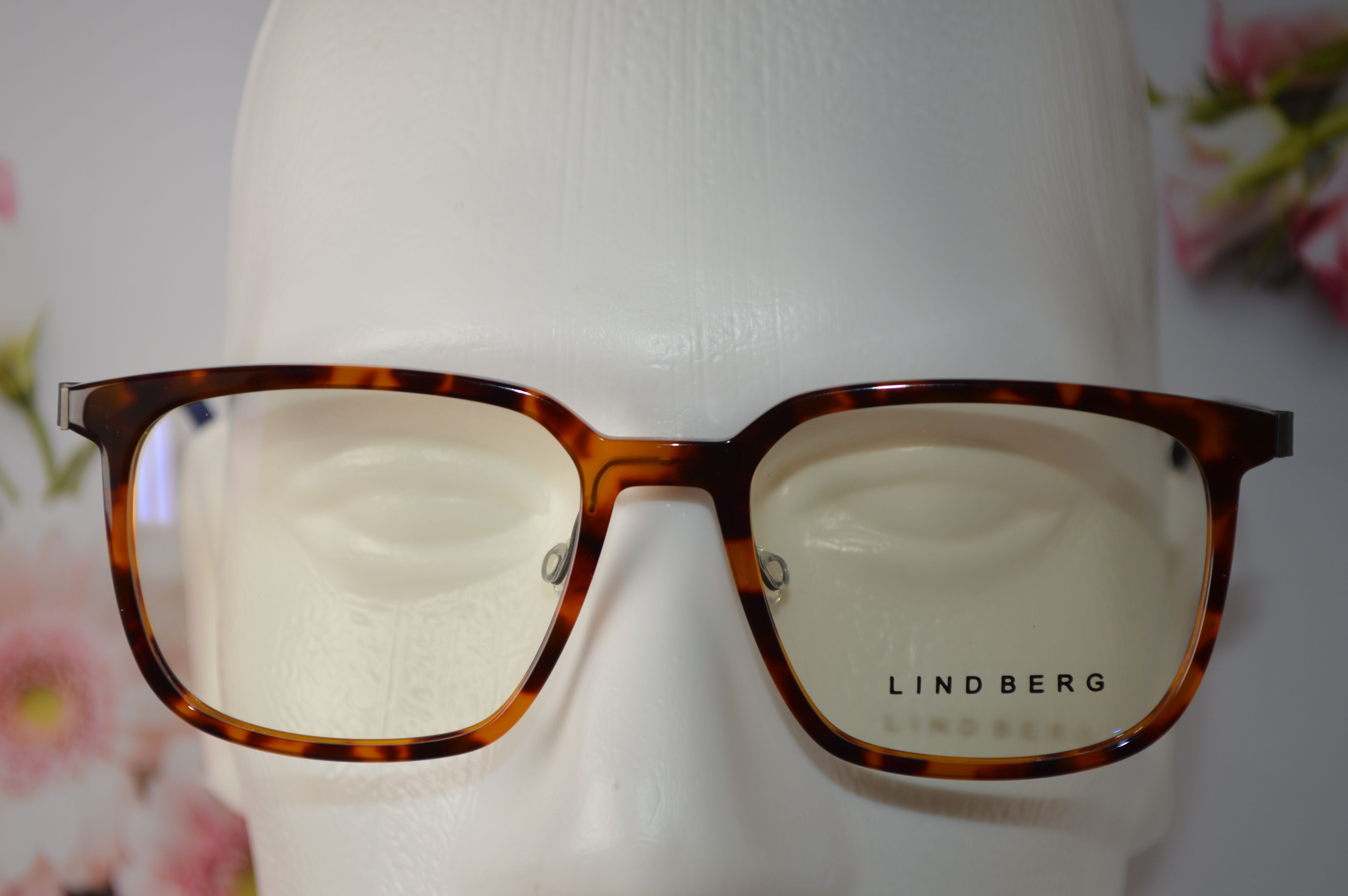 Оправа унисекс, титан, Lindberg 1258 C2, пластиковый коричневый ободок с носоупорами и серые титановые дужки.