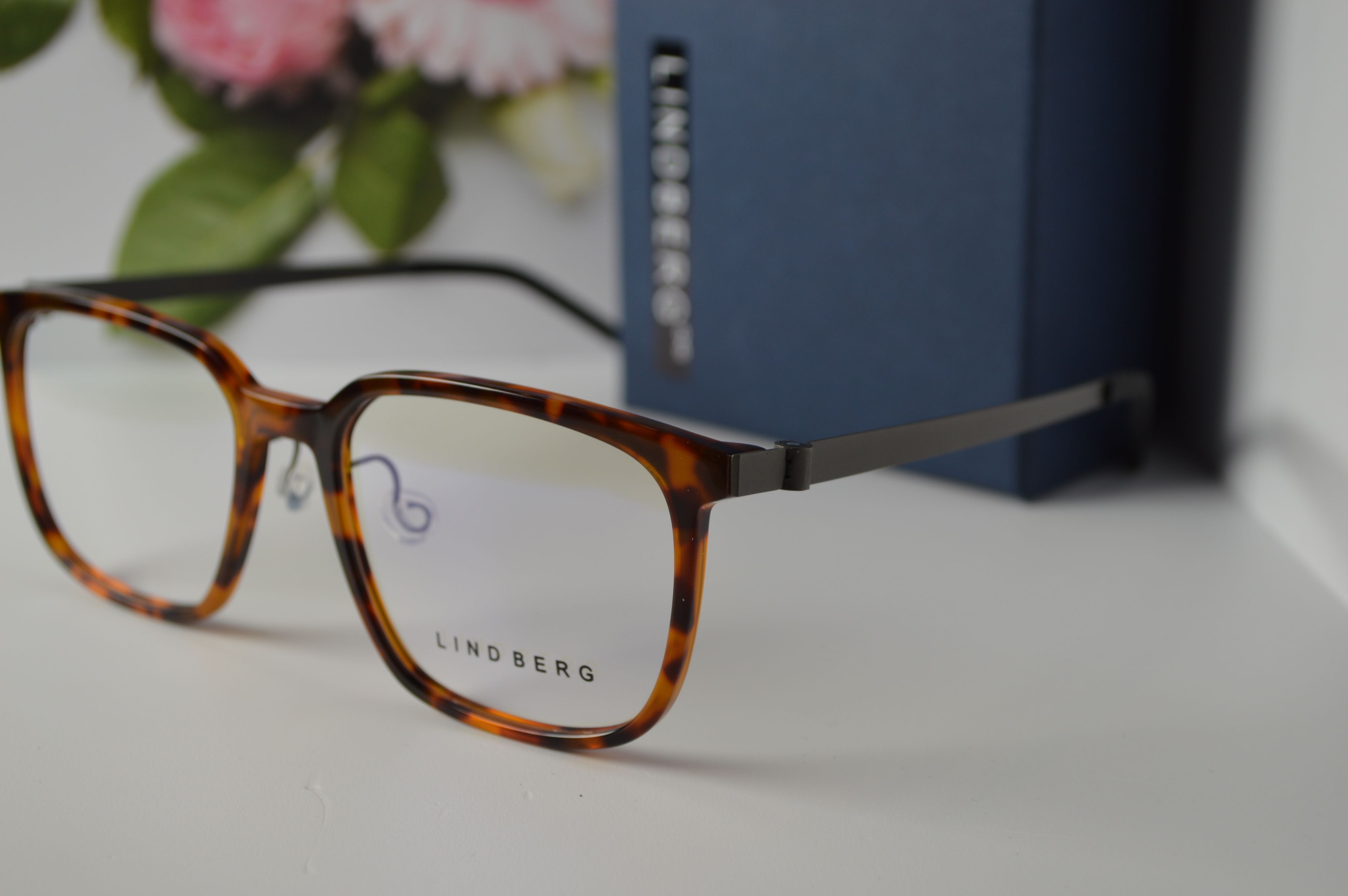 Оправа унисекс, титан, Lindberg 1258 C2, пластиковый коричневый ободок с носоупорами и серые титановые дужки.