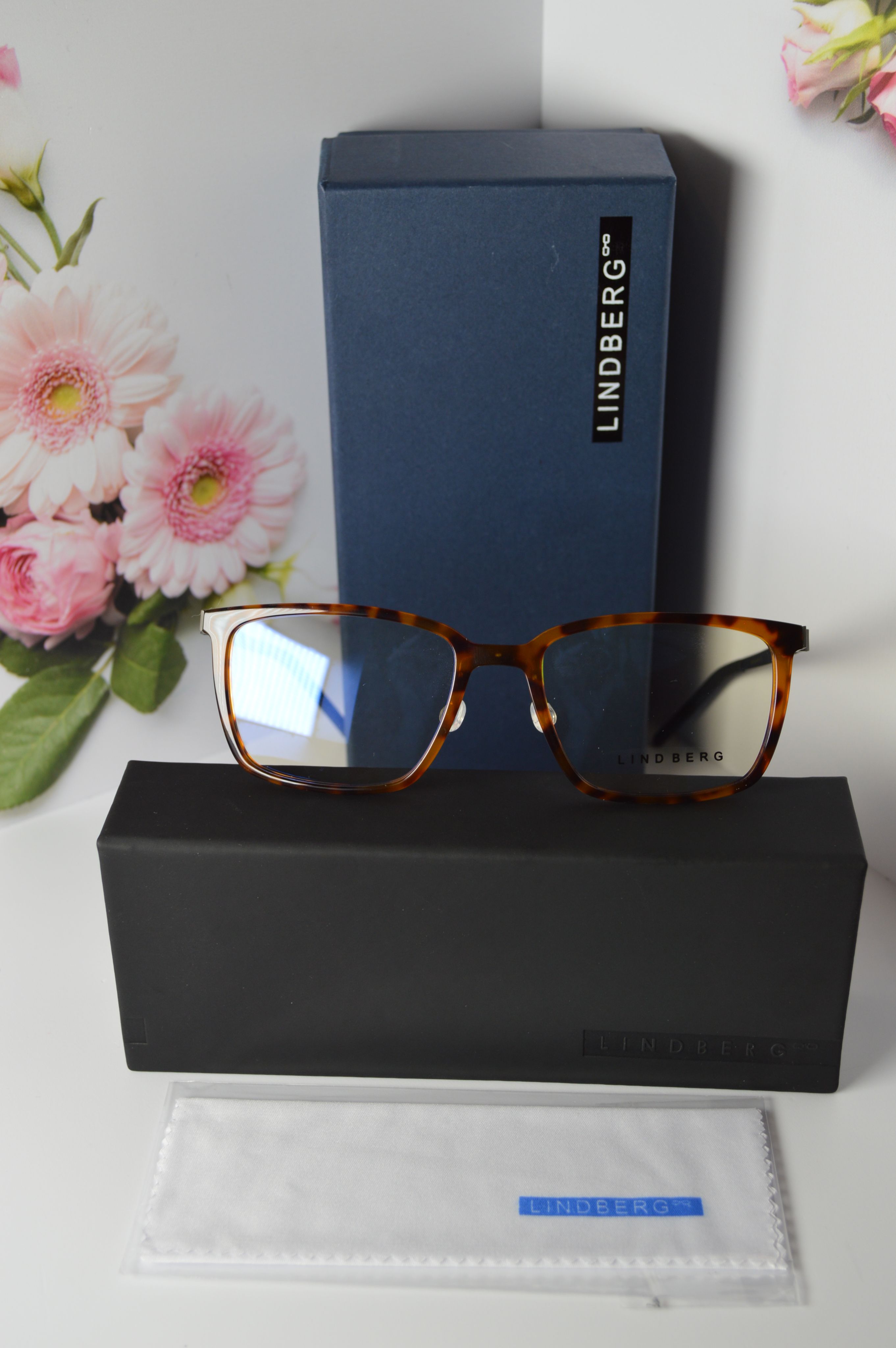 Оправа унисекс, титан, Lindberg 1821 C2, пластиковый коричневый ободок с носоупорами и серые титановые дужки.