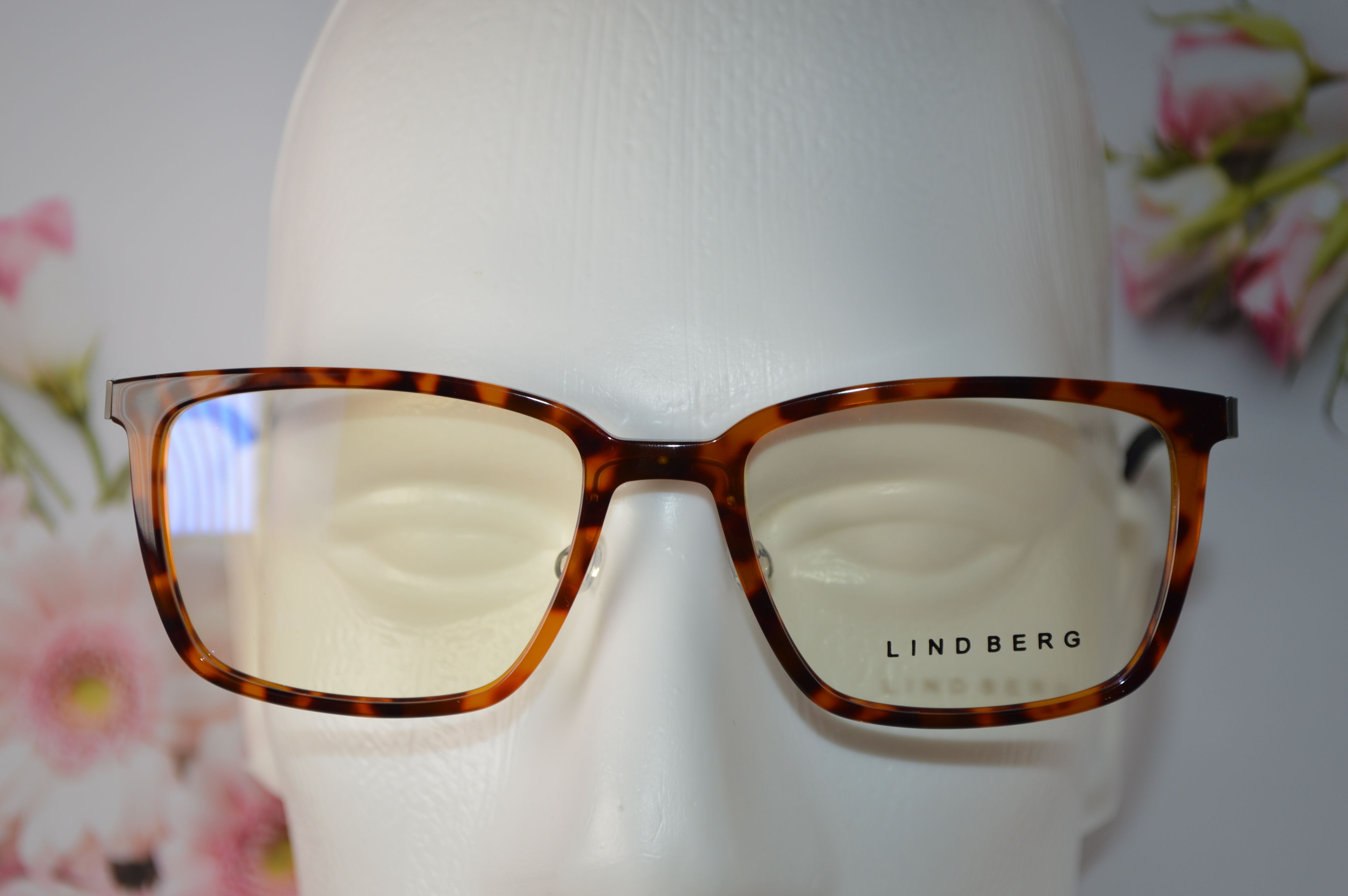 Оправа унисекс, титан, Lindberg 1821 C2, пластиковый коричневый ободок с носоупорами и серые титановые дужки.