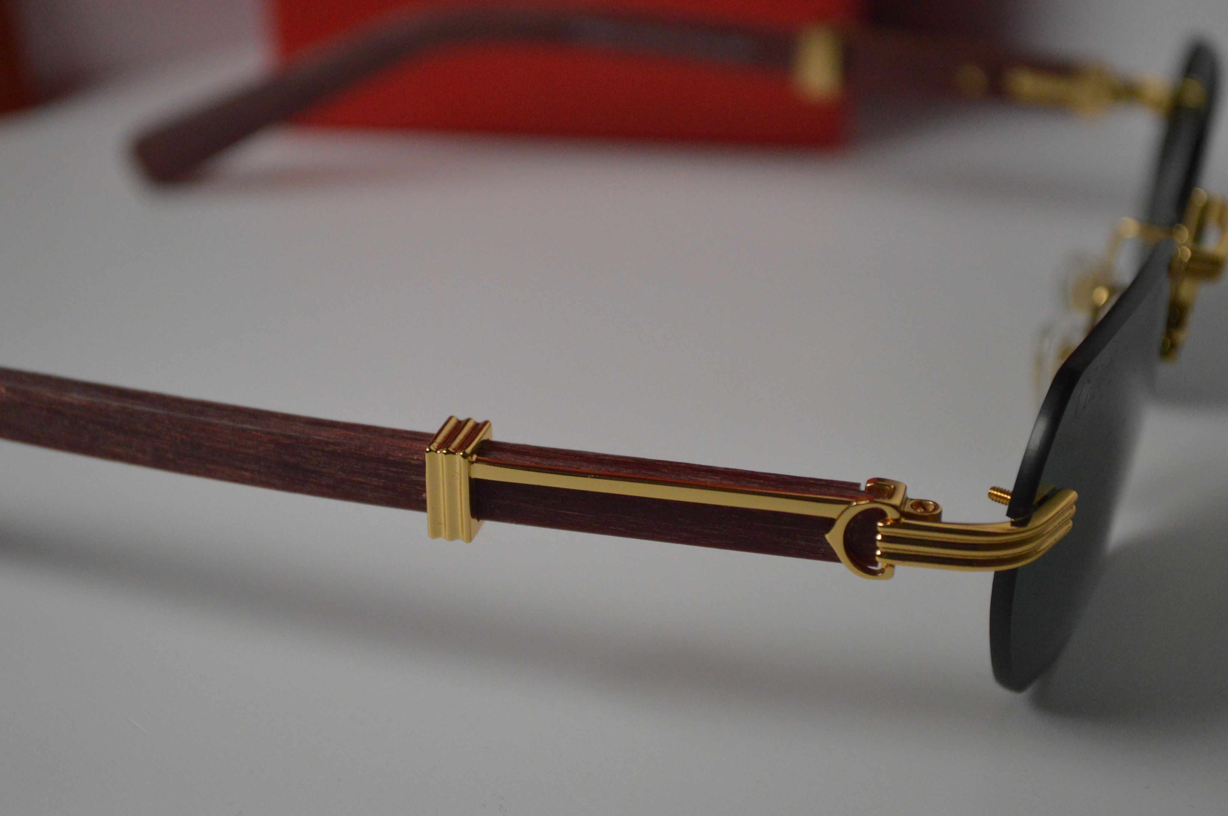 Очки солнцезащитные, узкие, деревянные дужки Cartier 3625 002, серо-зеленая линза