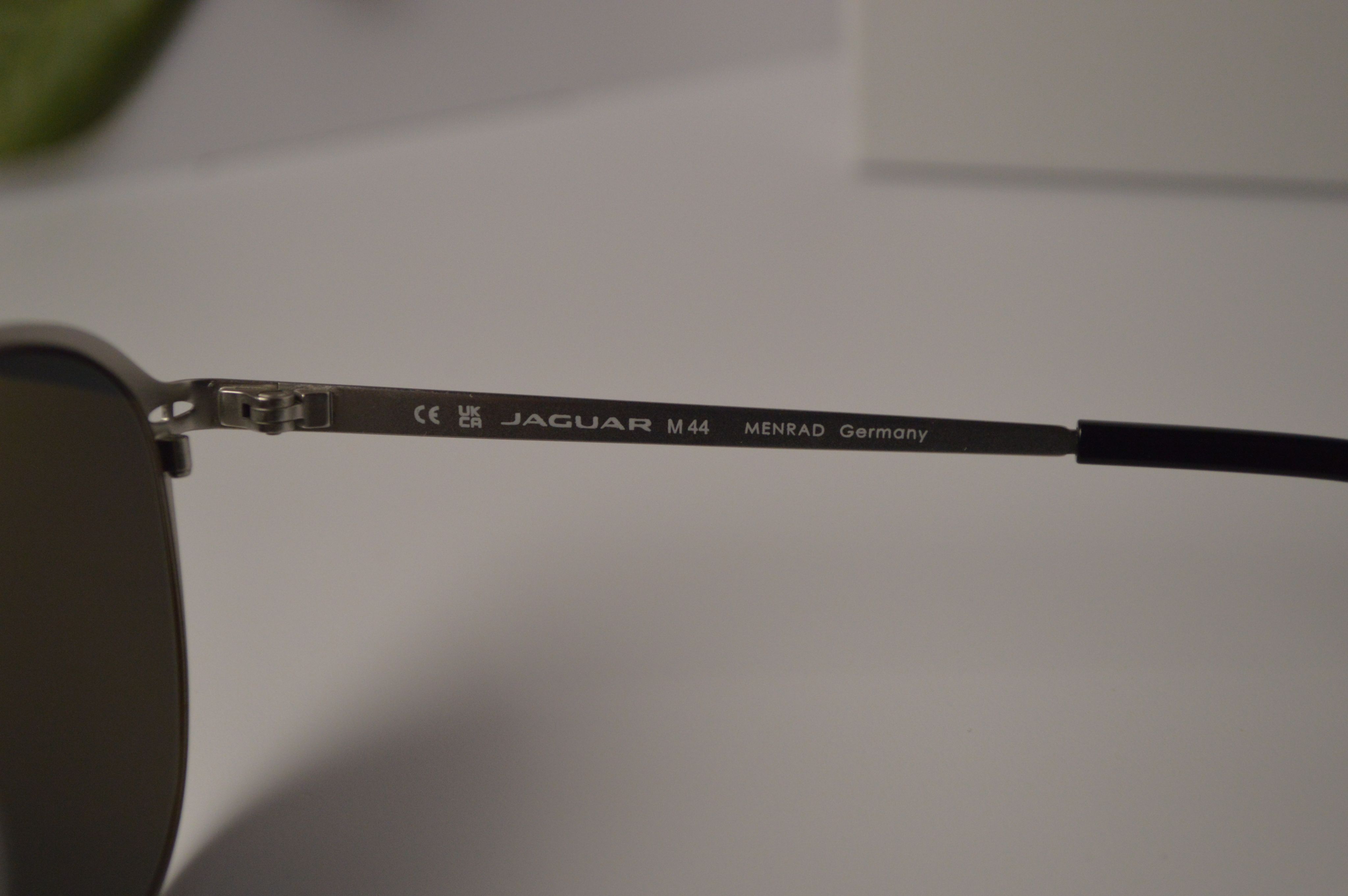 Солнцезащитные очки JAGUAR 35040-610. Стильная модель для каждого. Овальные линзы.