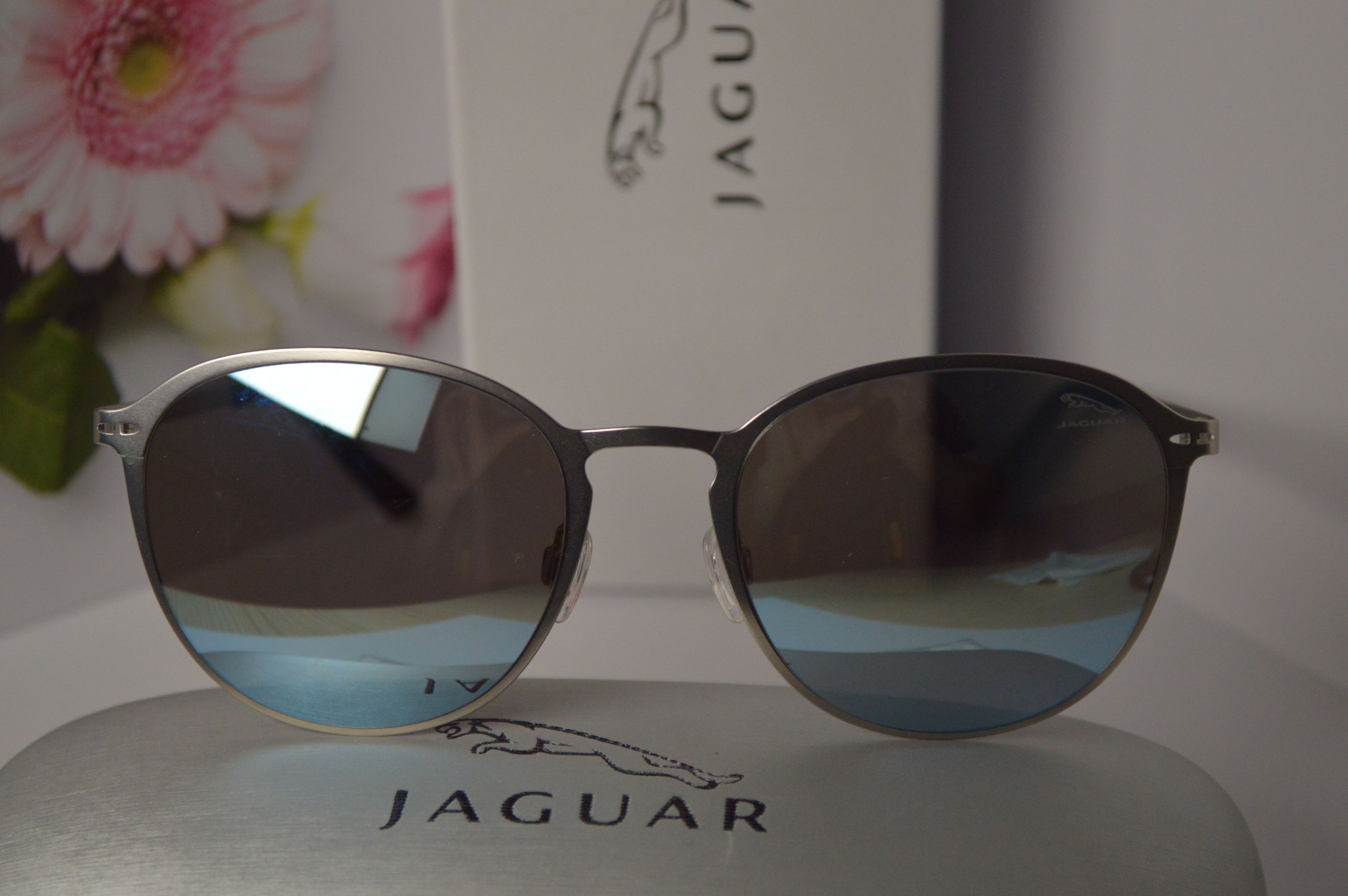 Солнцезащитные очки JAGUAR35040-610. Стильная классическая модель для каждого. Овальные линзы.