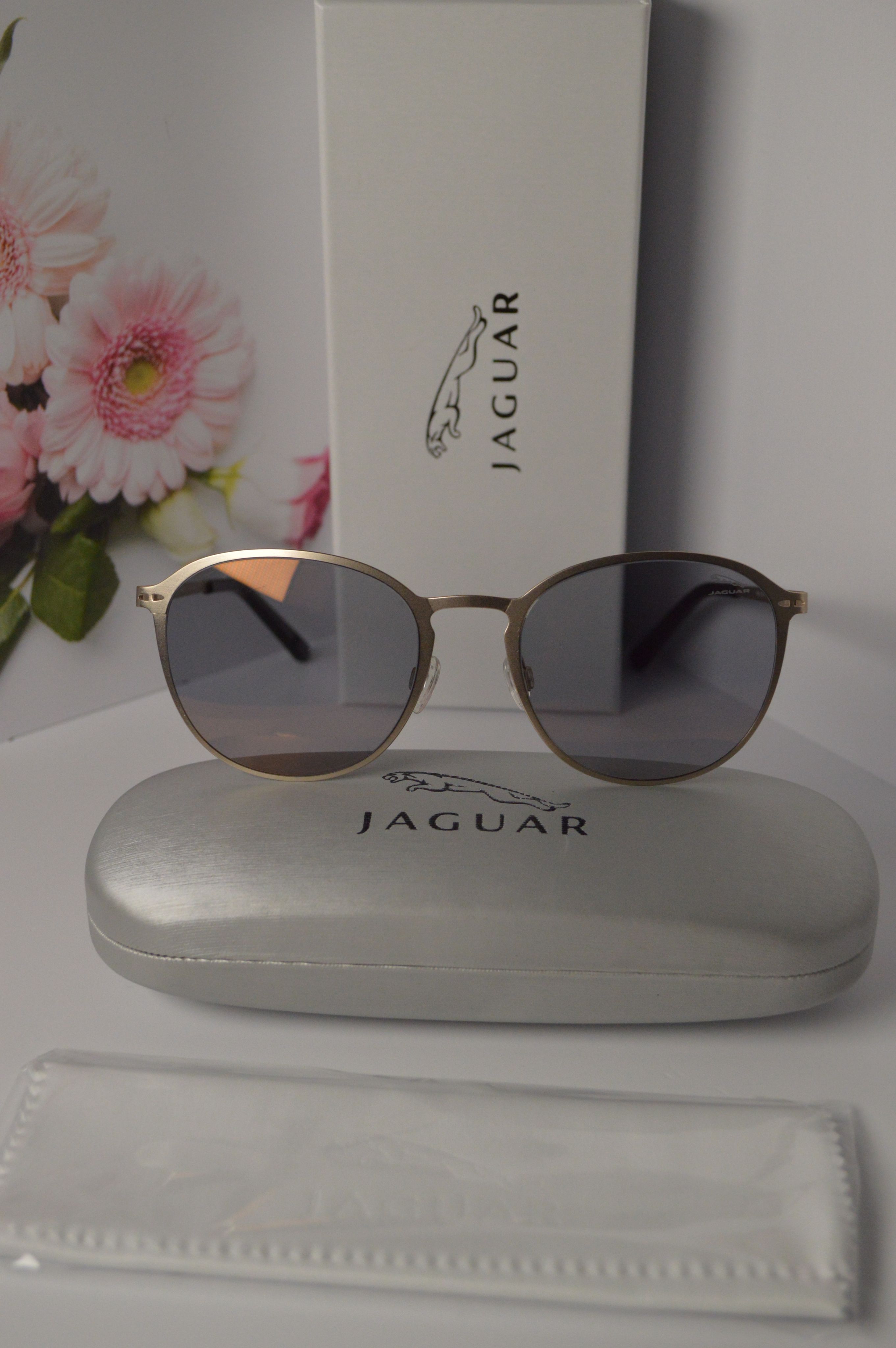 Солнцезащитные очки JAGUAR 35040-610. Стильная модель для каждого. Овальные линзы.