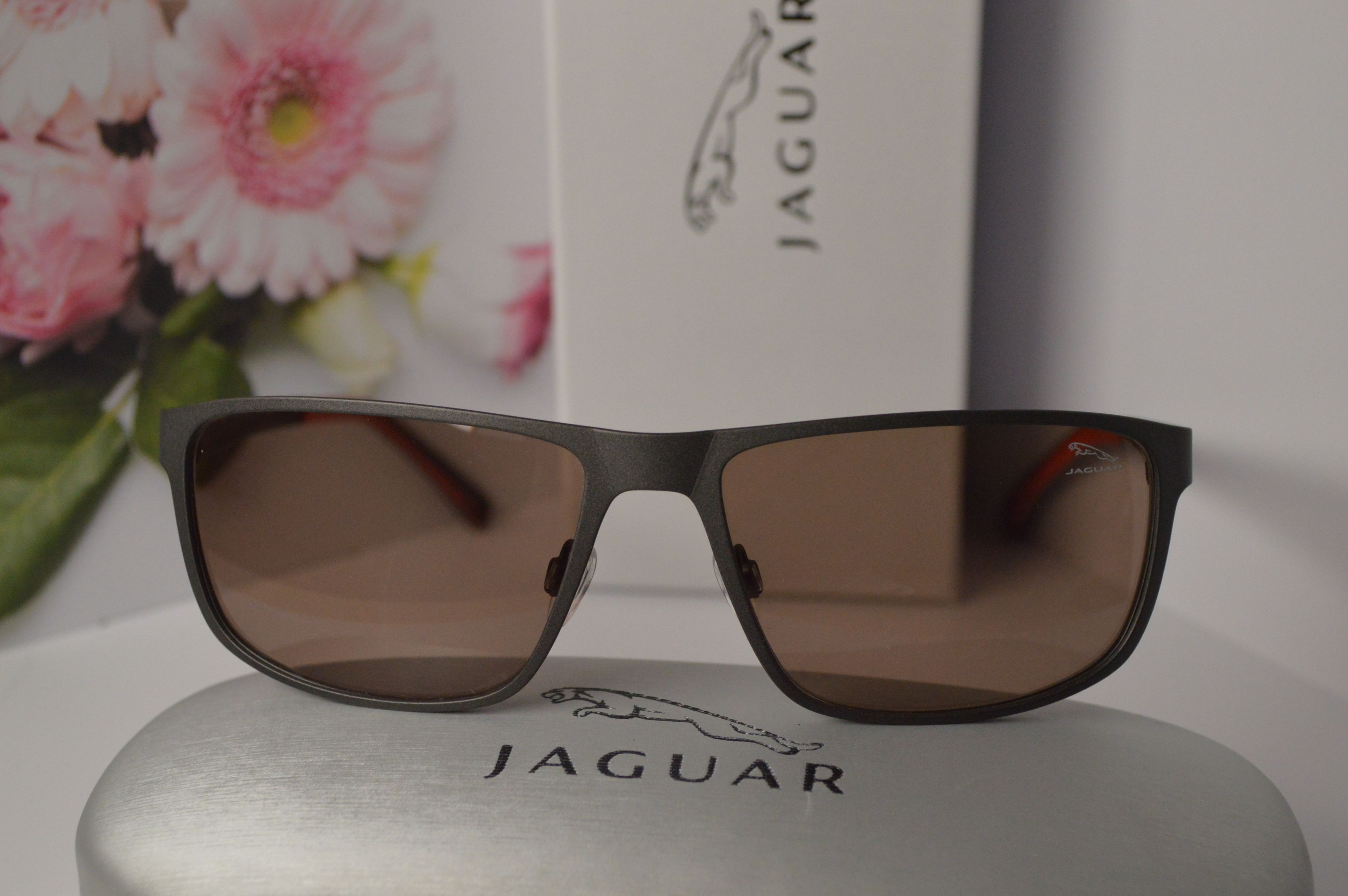Солнцезащитные очки JAGUAR 37358-1131. Стильная спортивная модель. Коричневая линза