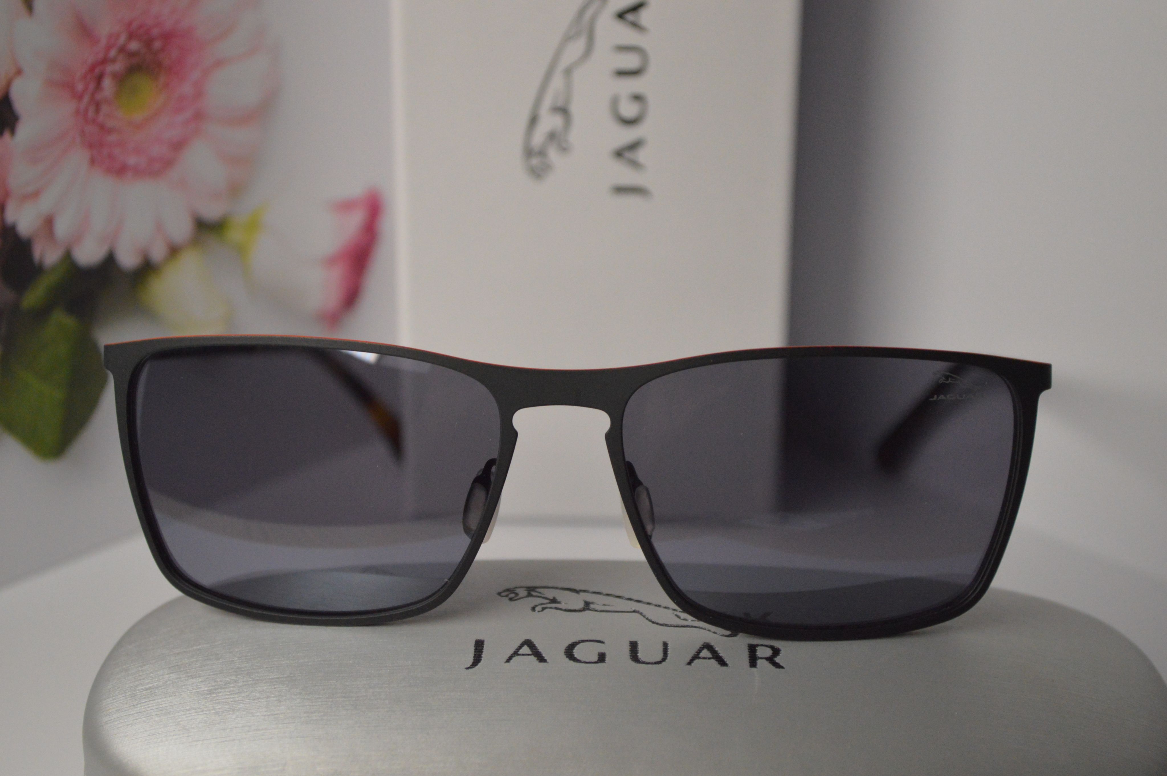 Солнцезащитные очки JAGUAR 33820-1040. Стильная черная модель серыми линзами
