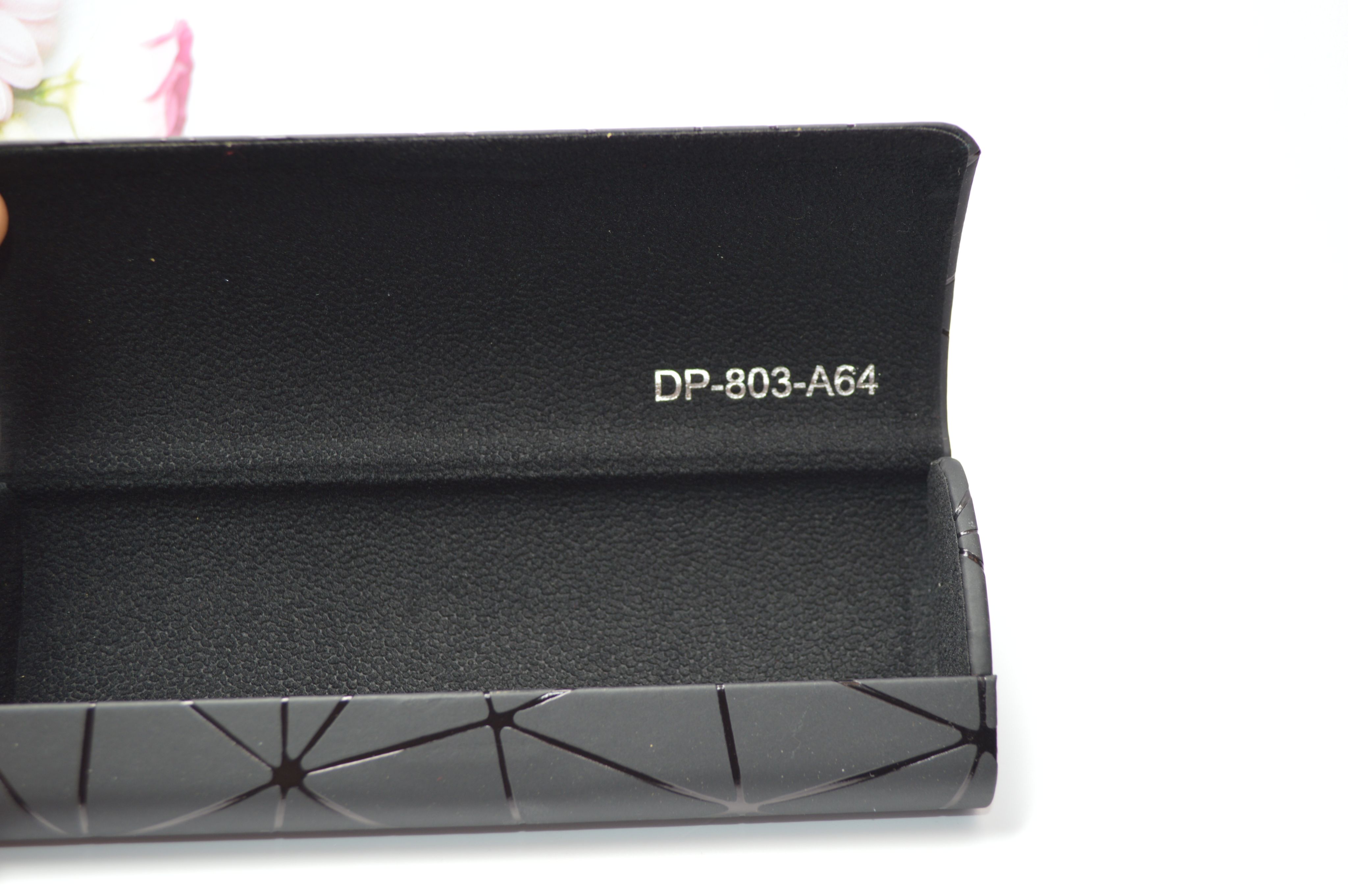 Футляр для очков черный DP-803-A64, с треугольниками, магнитный. Салфетка в подарок. Универсальный