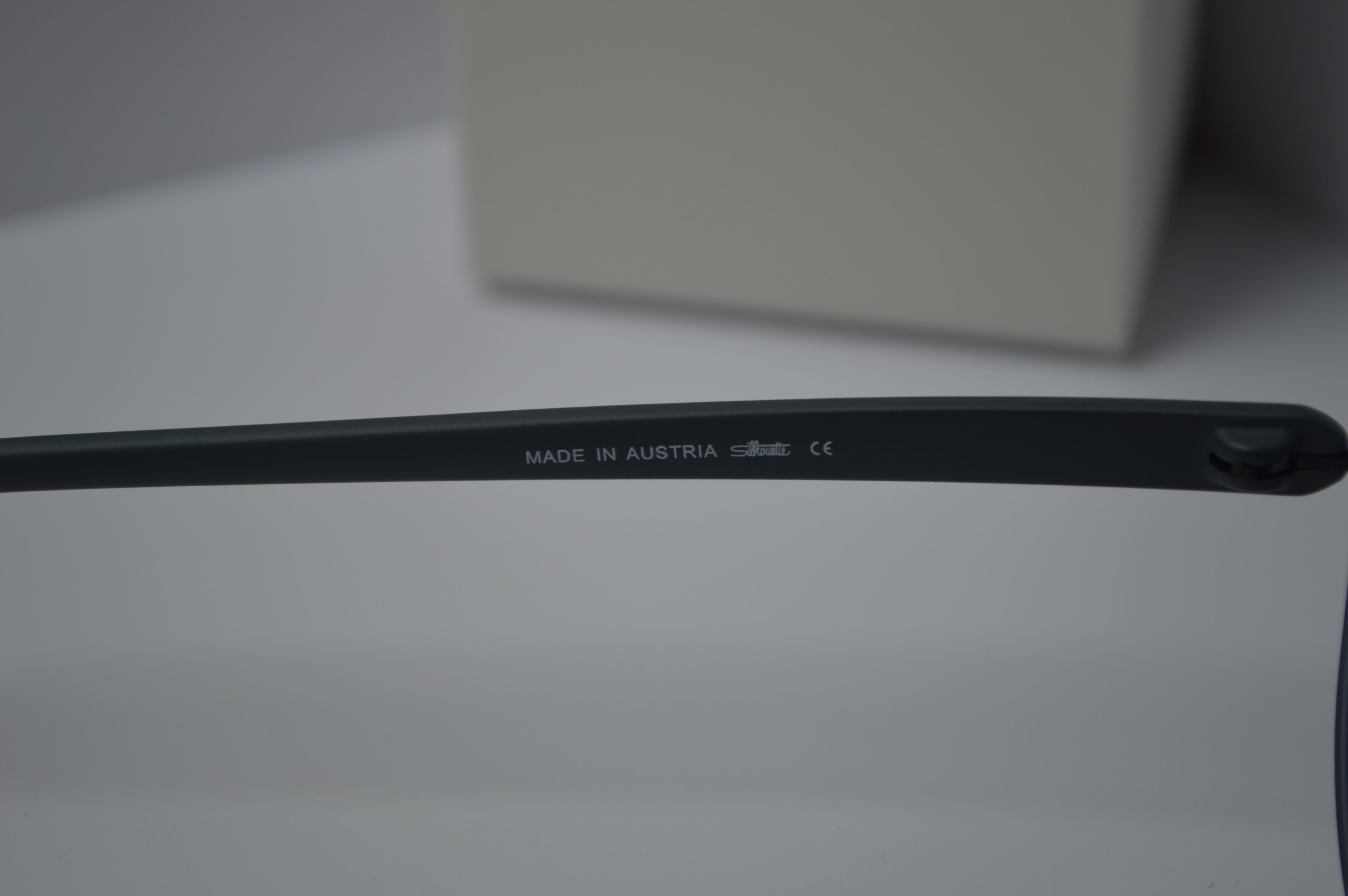 Очки солнцезащитные, титановые, Silhouette Carbon T2 8687 40 9040 С, черная оправа с серой поляризационной линзой