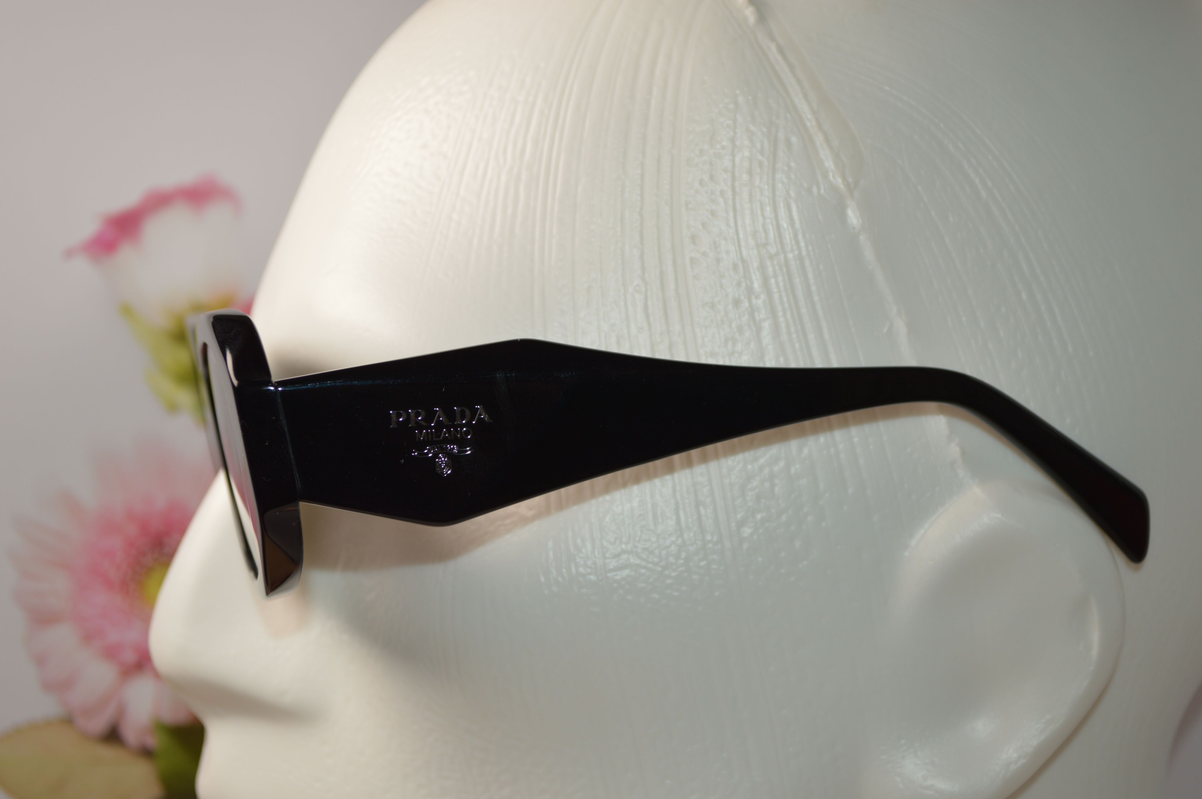 Солнцезащитные очки, женские, Prada PR17WS-1AB5SO, черная оправа, черные линзы. Широкие дужки