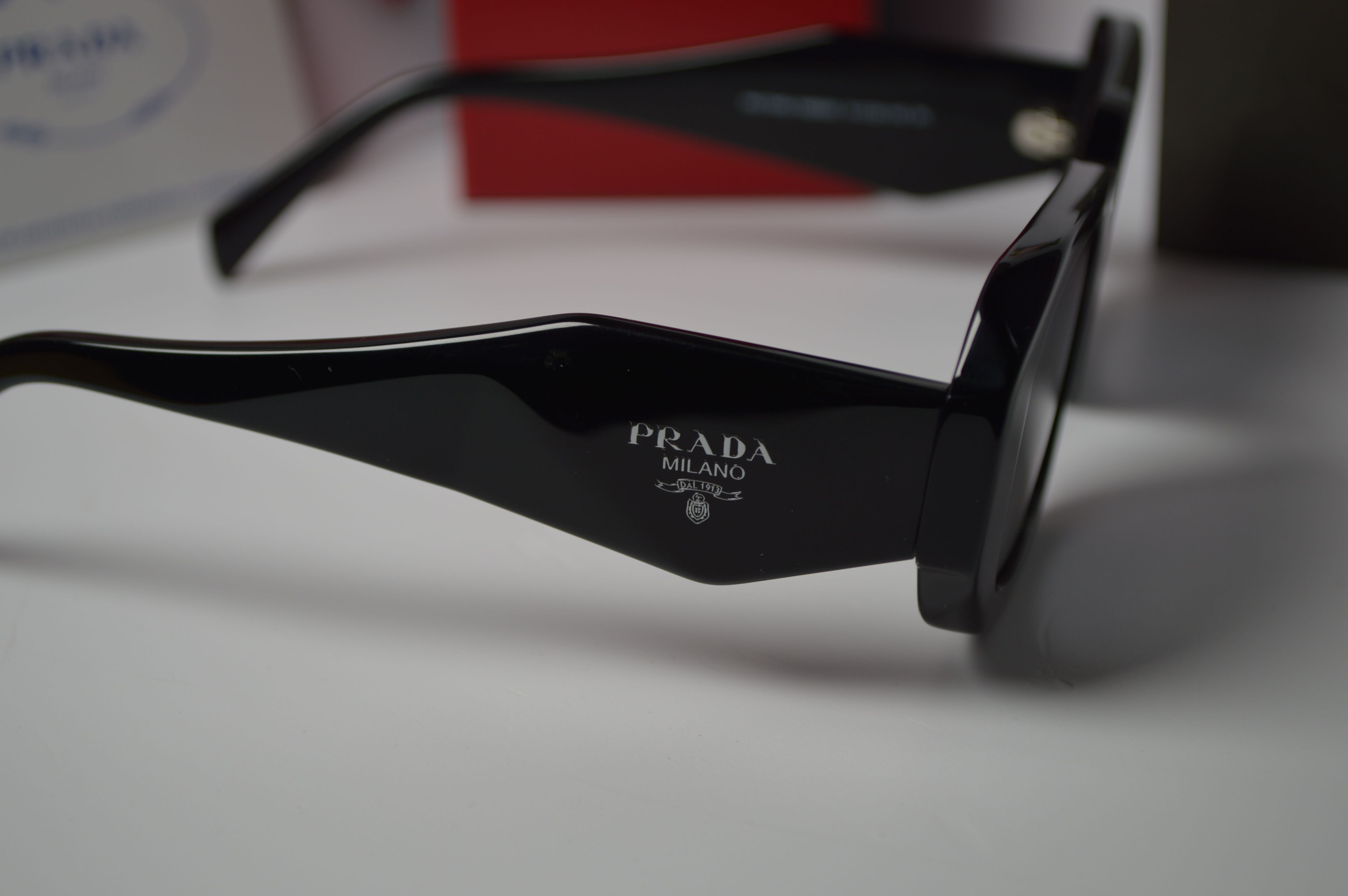 Солнцезащитные очки, женские, Prada PR17WS-1AB5SO, черная оправа, черные линзы. Широкие дужки