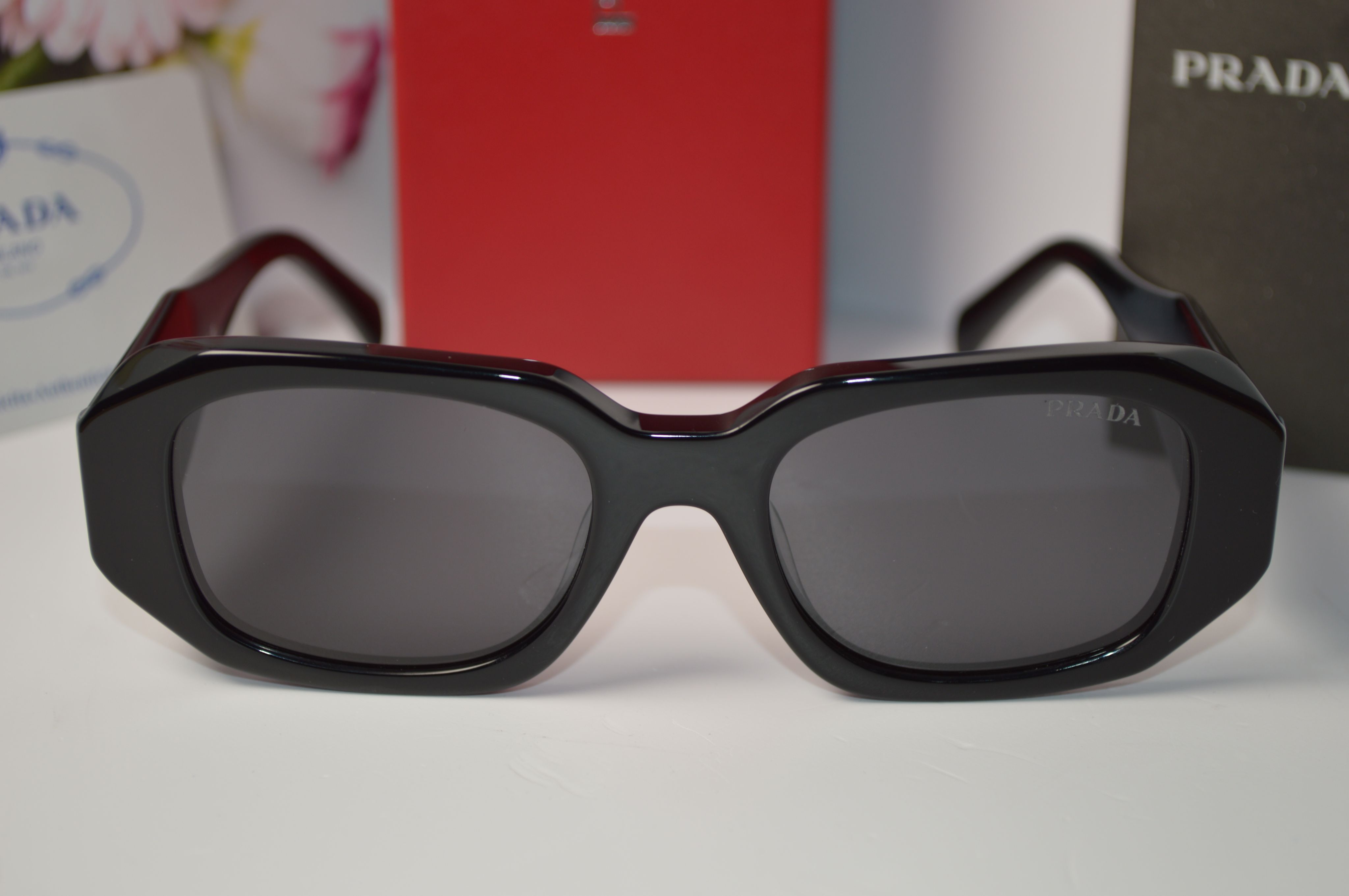 Солнцезащитные очки, женские, Prada PR17WS-1AB5SO, черная оправа, черные линзы. Широкие дужки