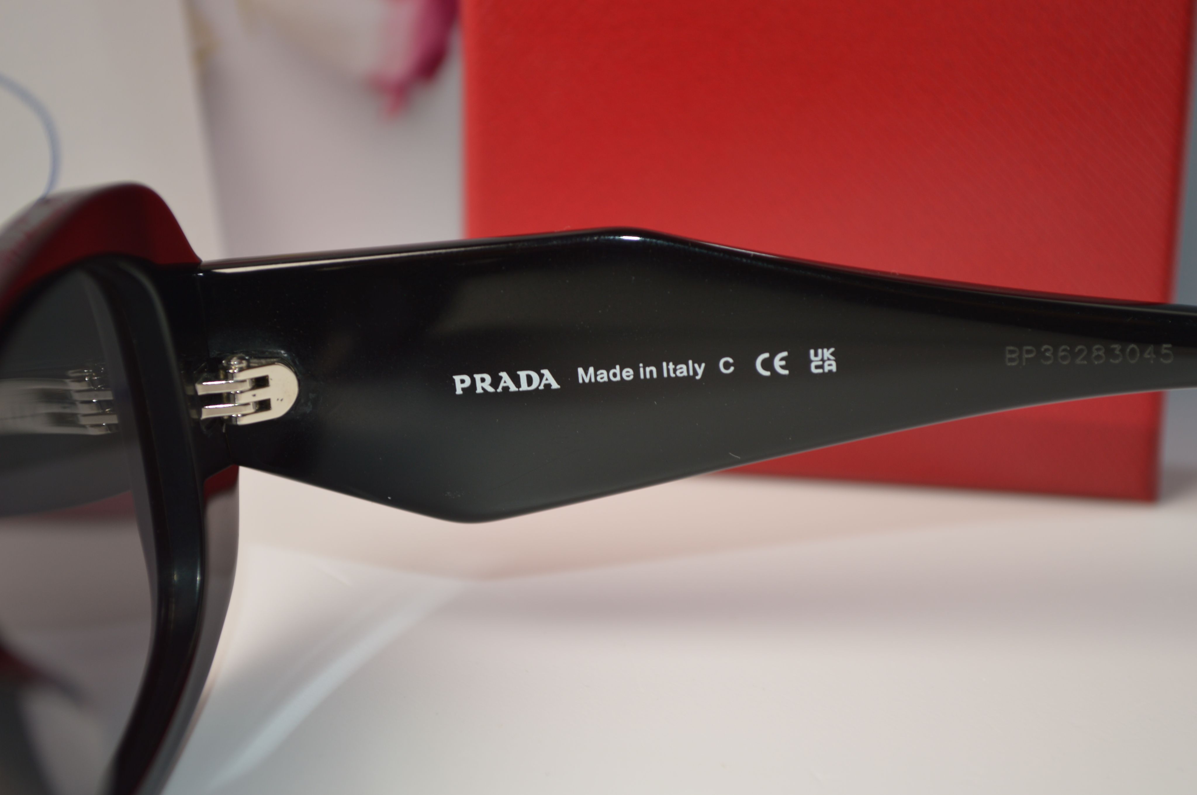 Солнцезащитные очки, женские, Prada PR17WS-1AB5SO, черная оправа, черные линзы. Широкие дужки