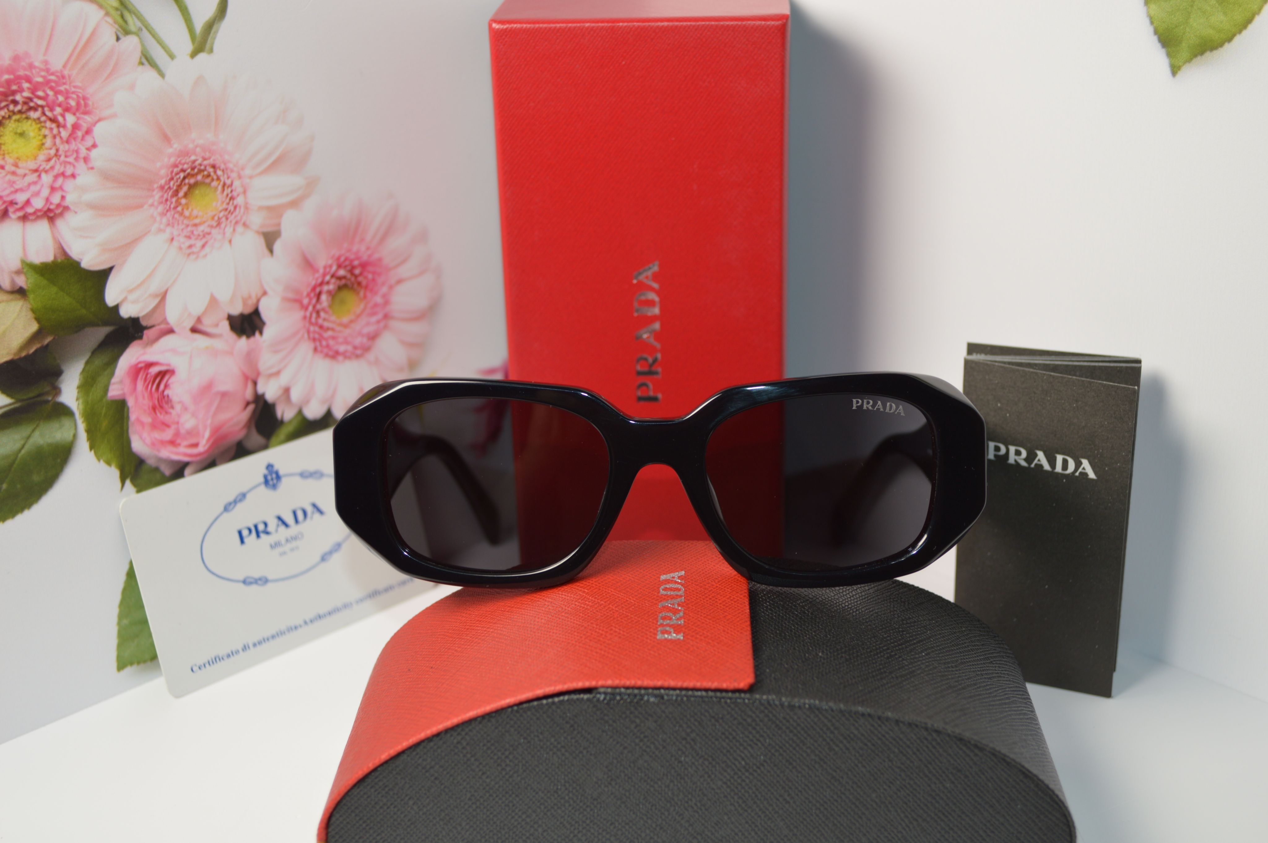 Солнцезащитные очки, женские, Prada PR17WS-1AB5SO, черная оправа, черные линзы. Широкие дужки