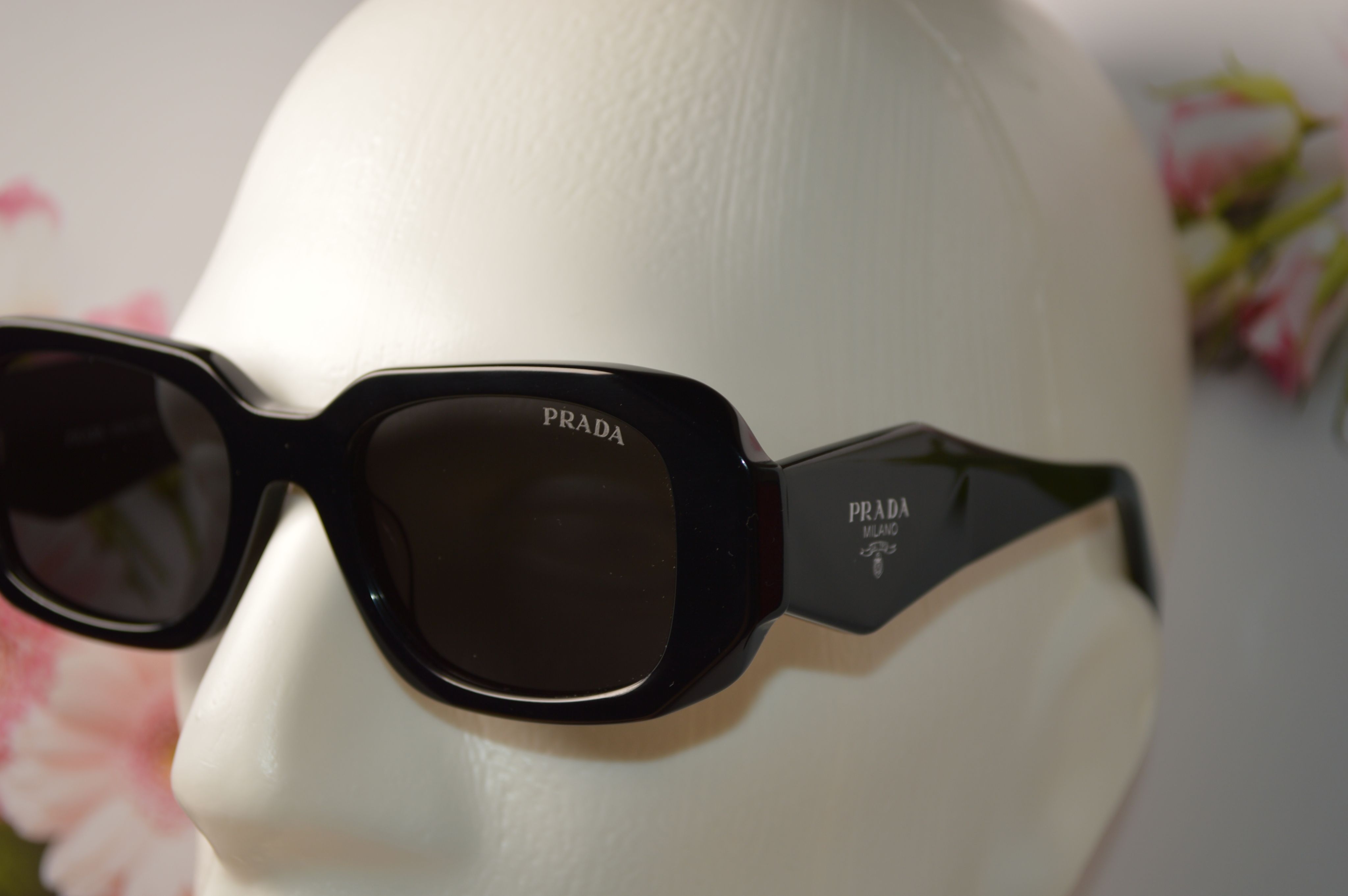 Солнцезащитные очки, женские, Prada PR17WS-1AB5SO, черная оправа, черные линзы. Широкие дужки