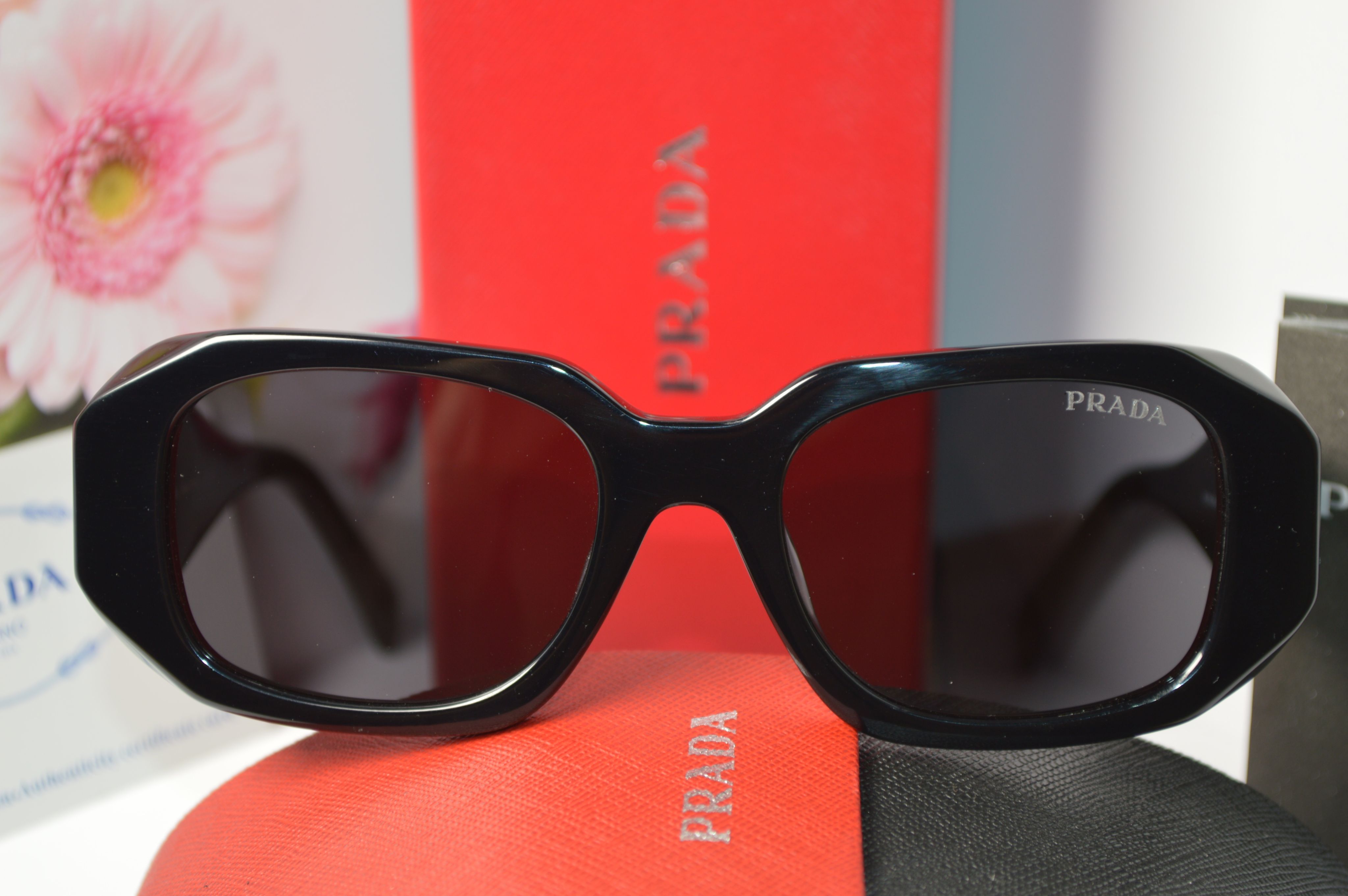 Солнцезащитные очки, женские, Prada PR17WS-1AB5SO, черная оправа, черные линзы. Широкие дужки