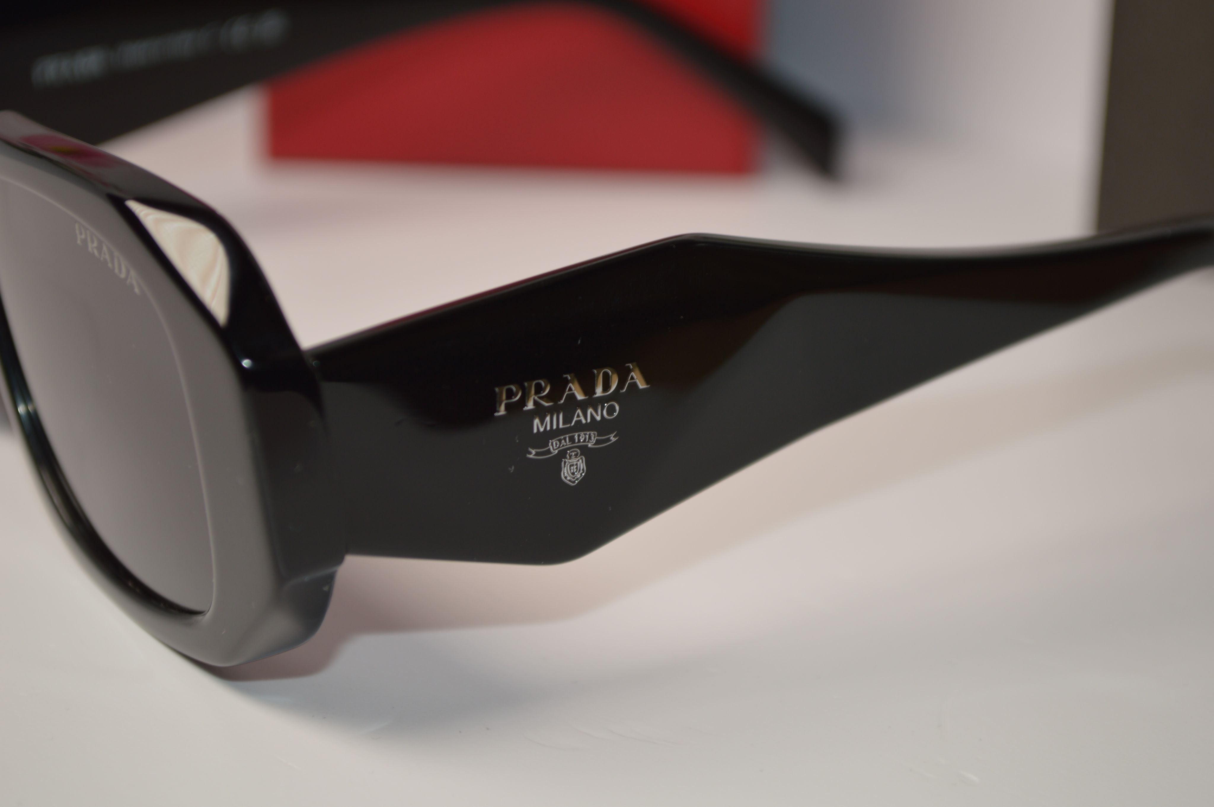 Солнцезащитные очки, женские, Prada PR17WS-1AB5SO, черная оправа, черные линзы. Широкие дужки