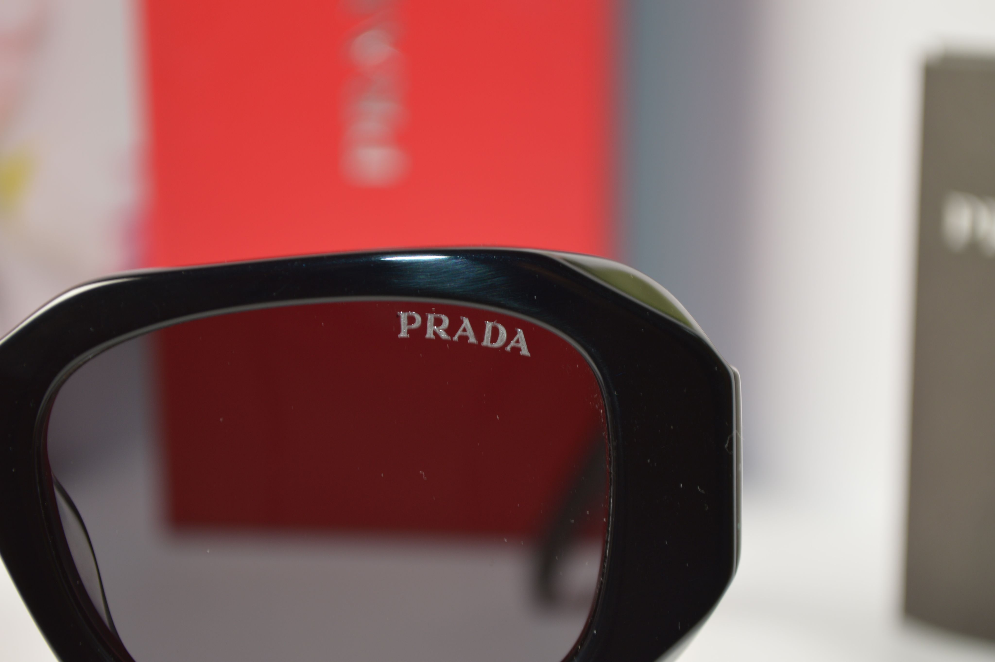 Солнцезащитные очки, женские, Prada PR17WS-1AB5SO, черная оправа, черные линзы. Широкие дужки