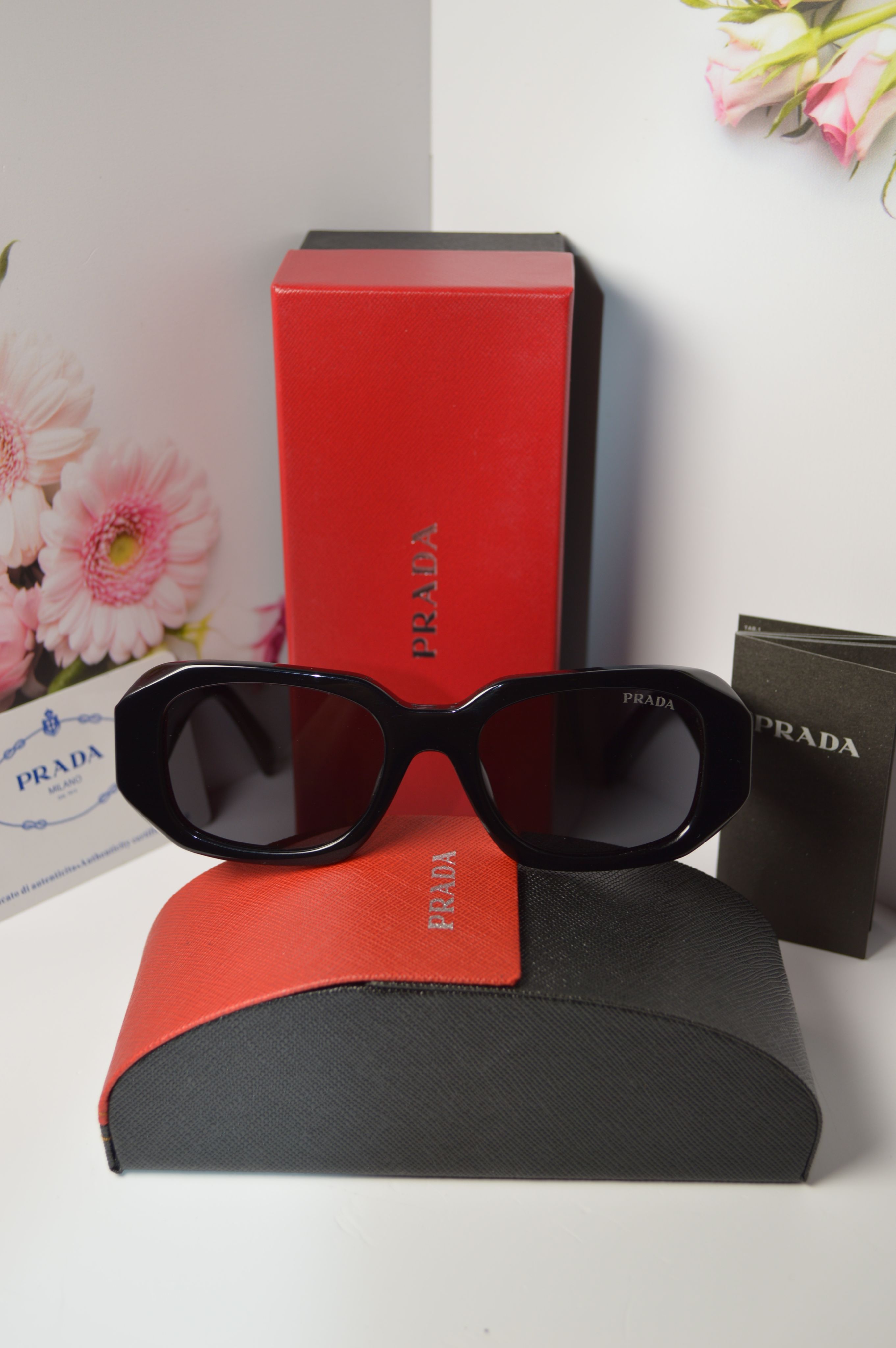Солнцезащитные очки, женские, Prada PR17WS-1AB5SO, черная оправа, черные линзы. Широкие дужки