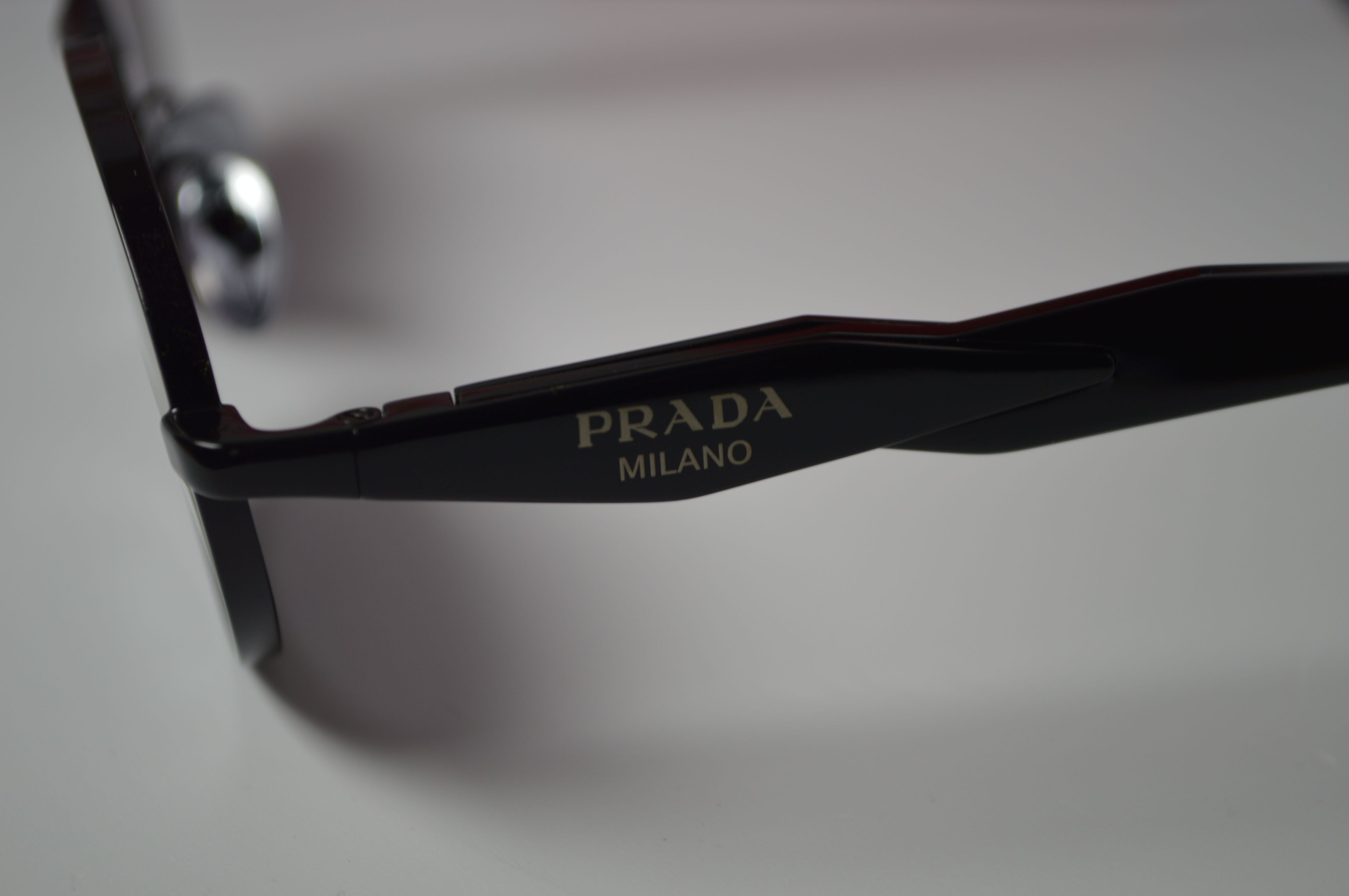 Солнцезащитные очки, унисекс, Prada PR65Z. Стильная модель для каждого!