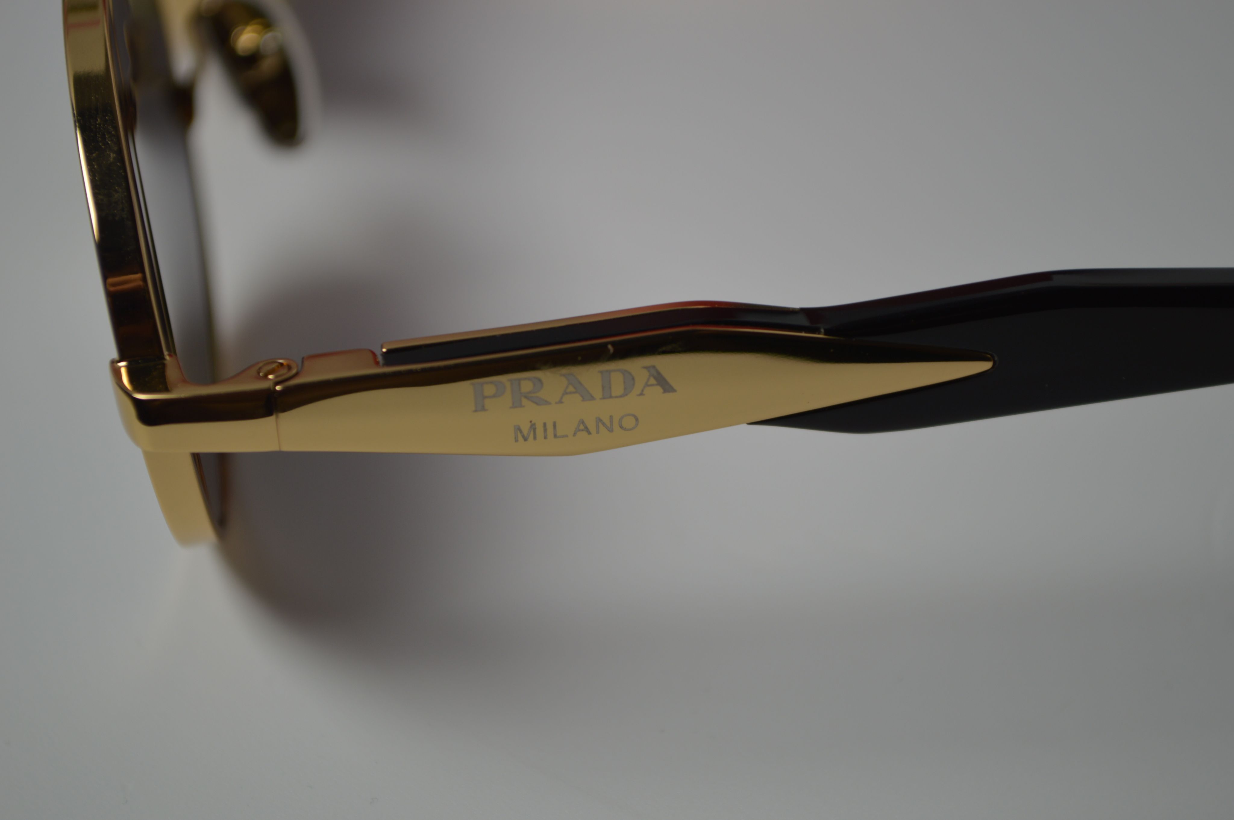 Солнцезащитные очки, унисекс, Prada PR65Z. Стильная модель для каждого!