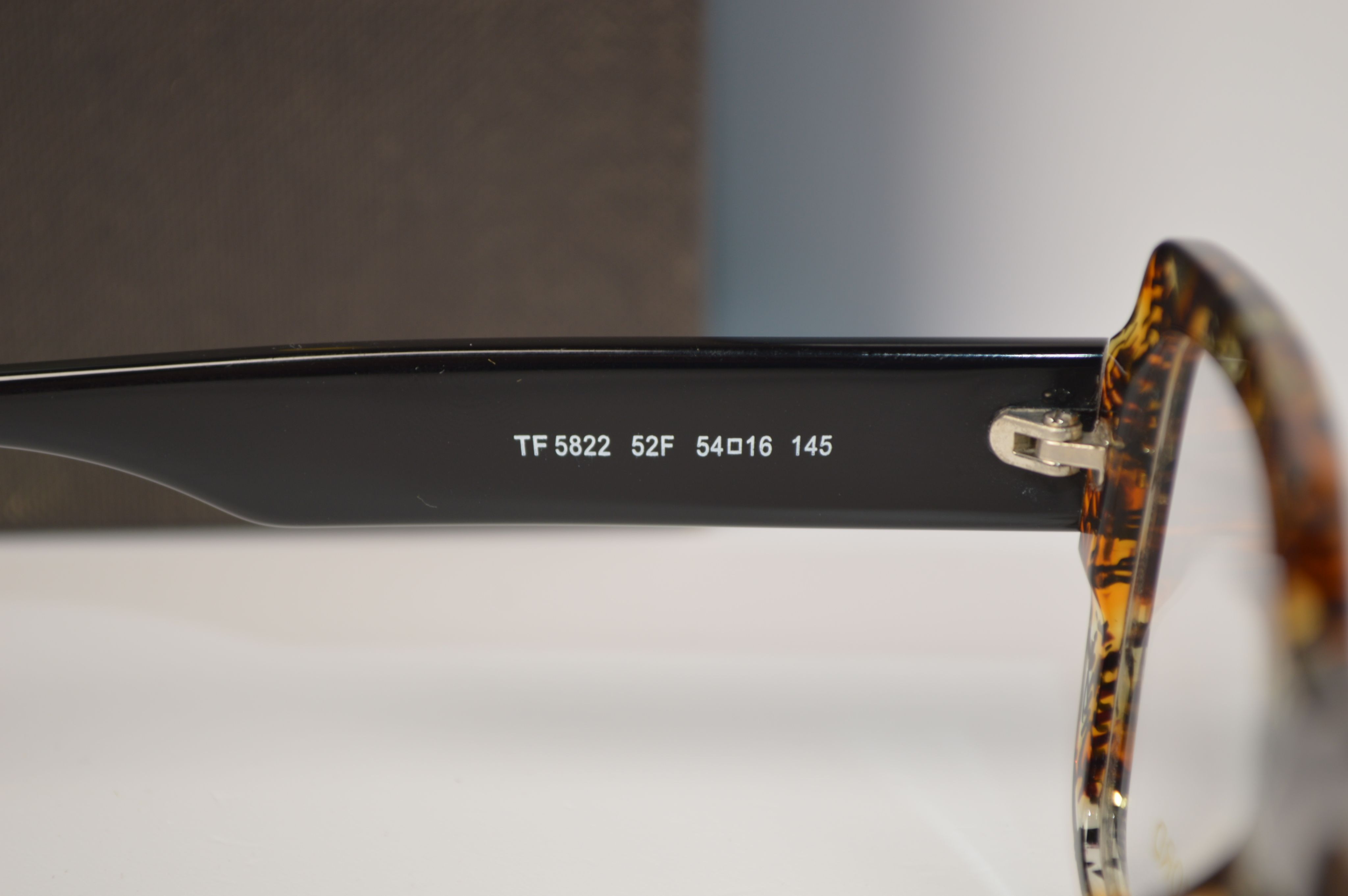 Оправа ретро стиль от Tom Ford 5822. Модель изящная, унисекс.