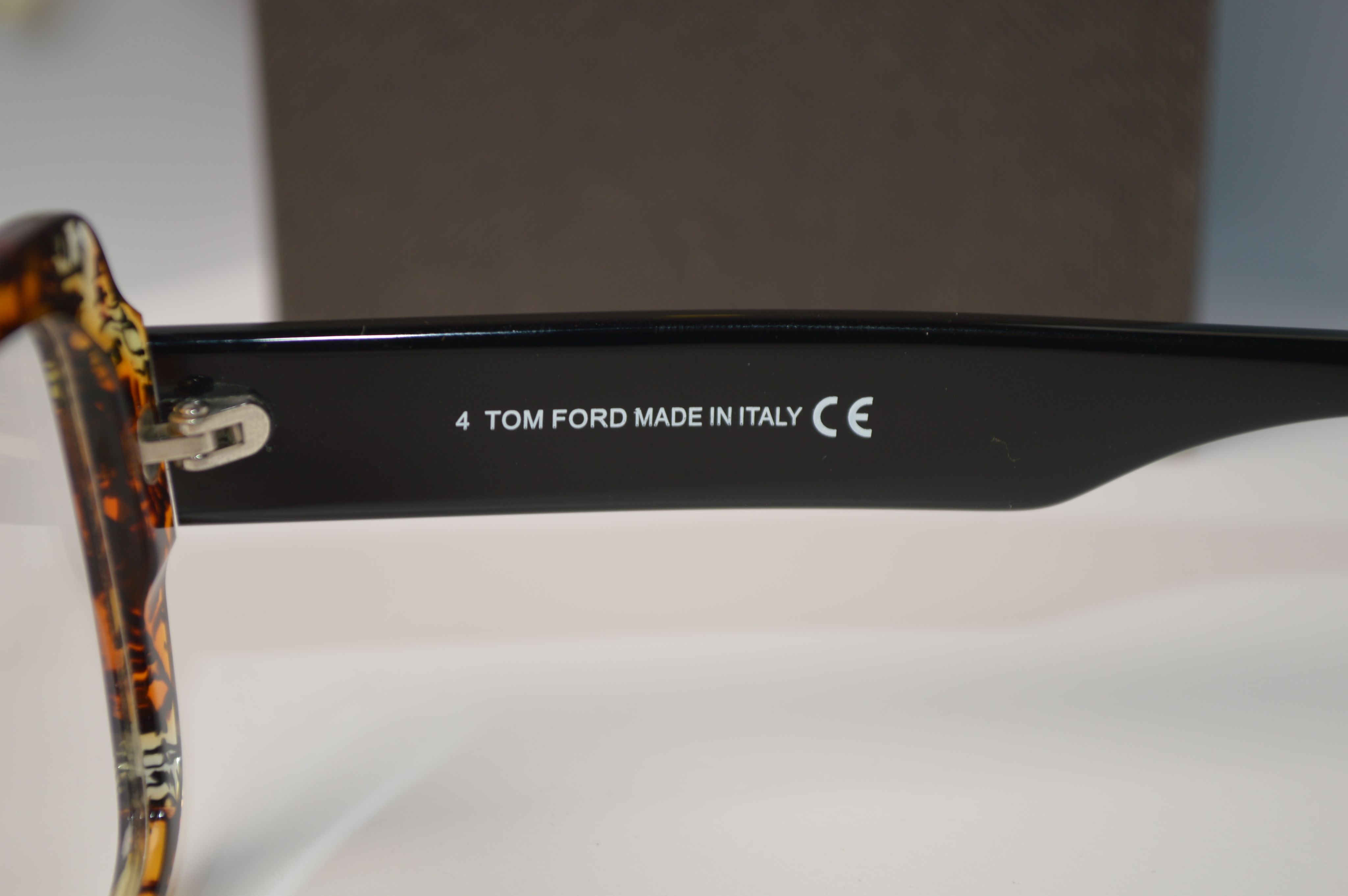 Оправа ретро стиль от Tom Ford 5822. Модель изящная, унисекс.