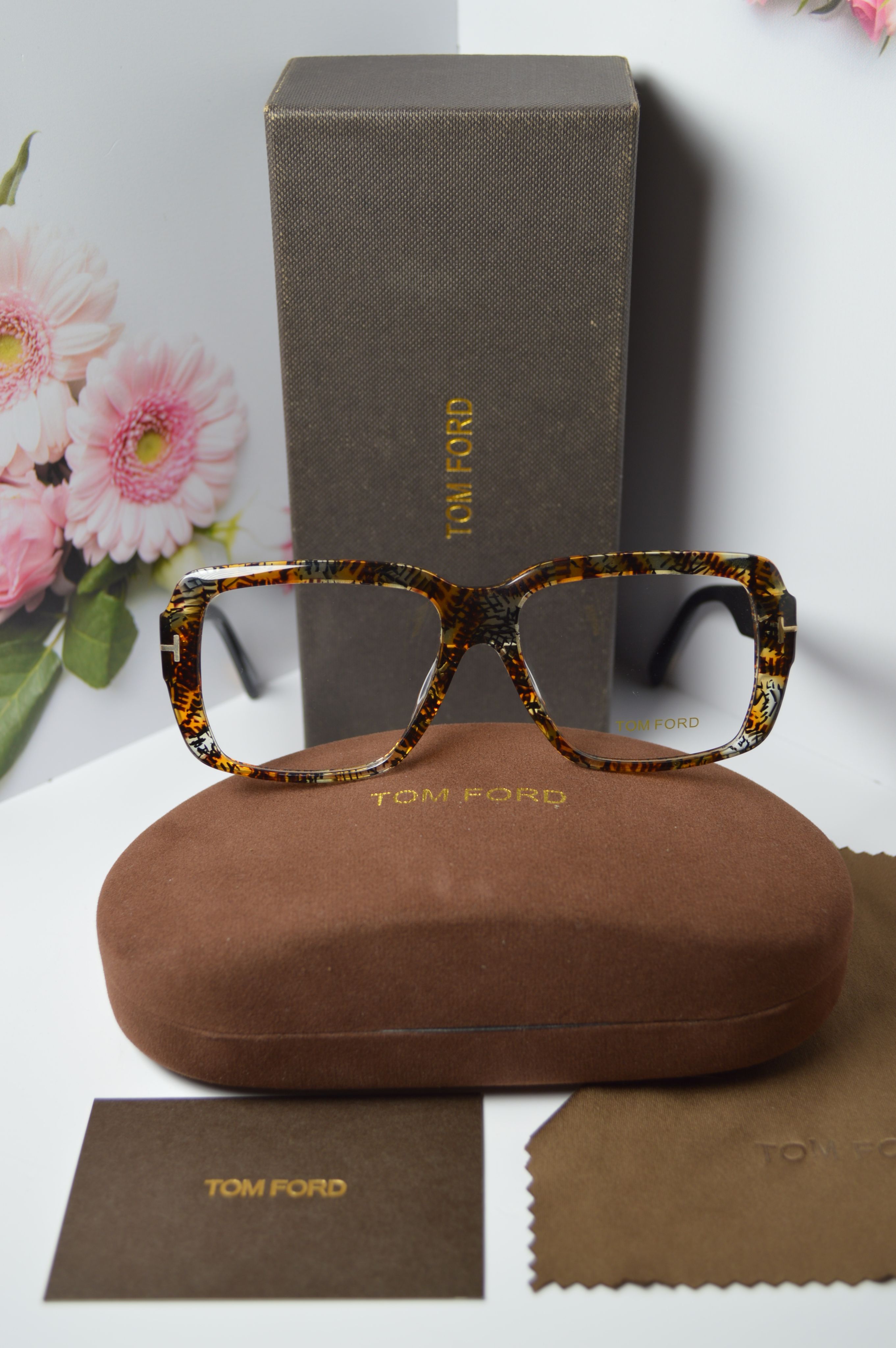 Оправа ретро стиль от Tom Ford 5822. Модель изящная, унисекс.