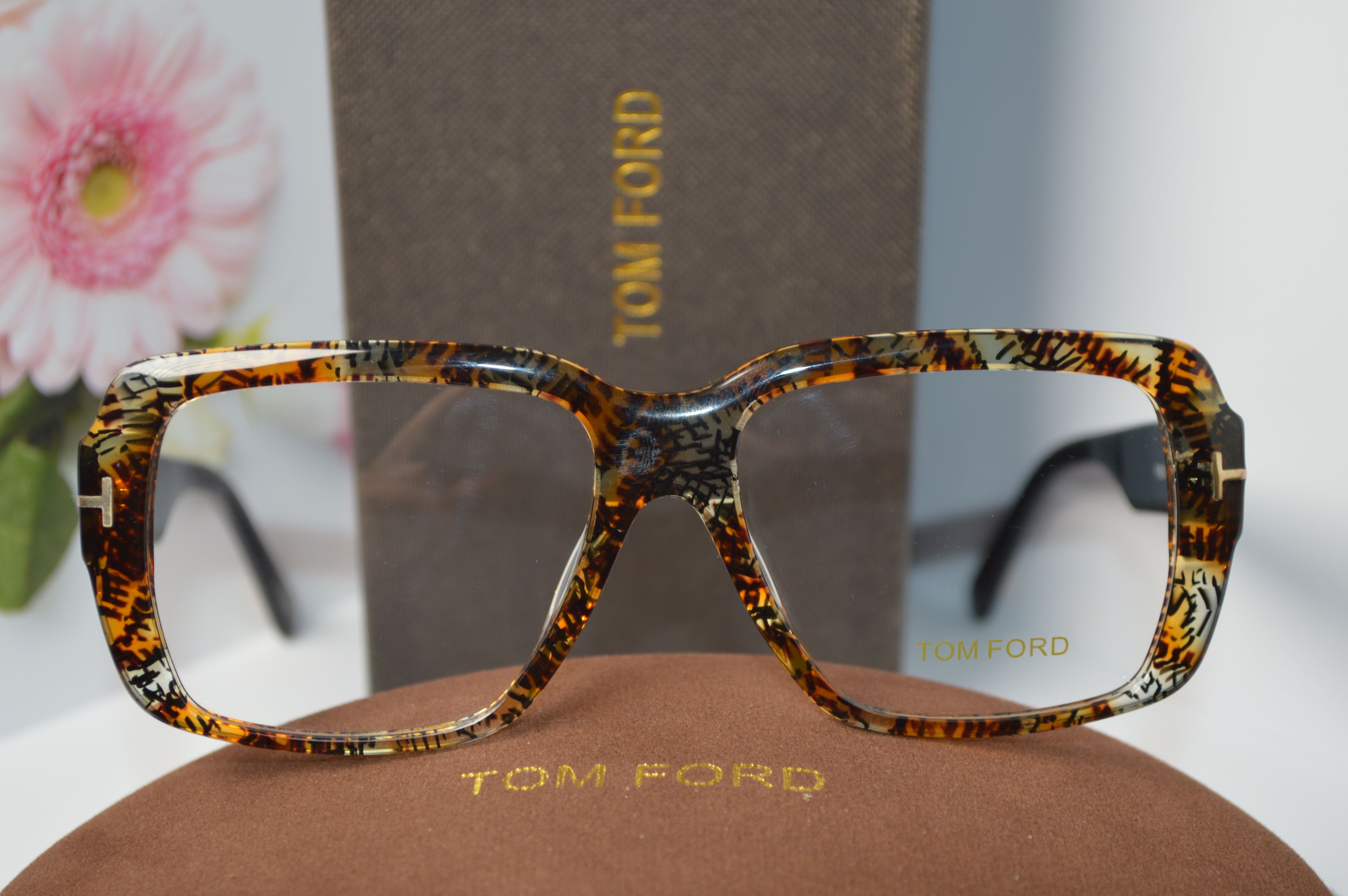 Оправа ретро стиль от Tom Ford 5822. Модель изящная, унисекс.