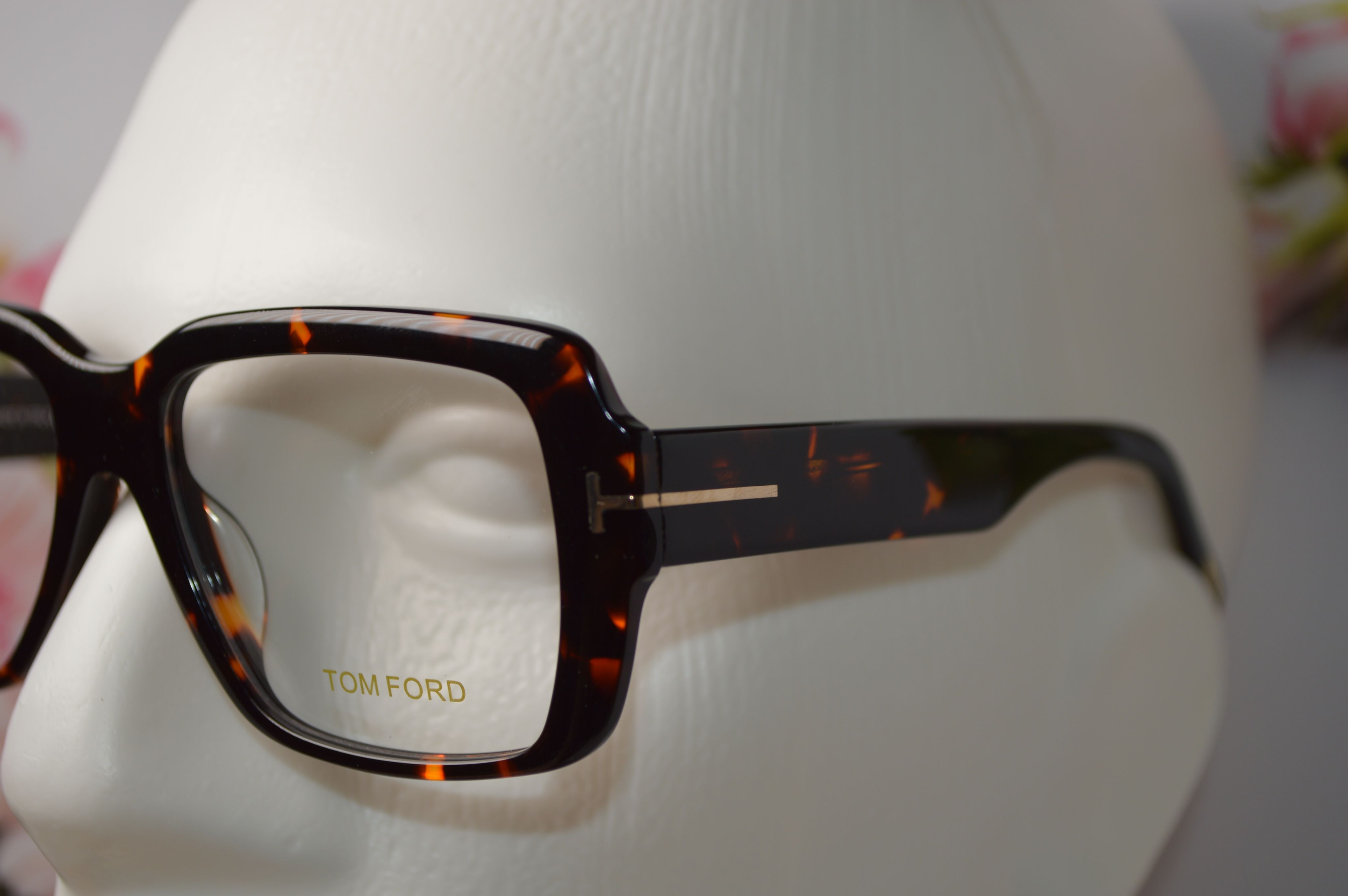 Оправа ретро стиль от Tom Ford 5822. Модель изящная, унисекс.