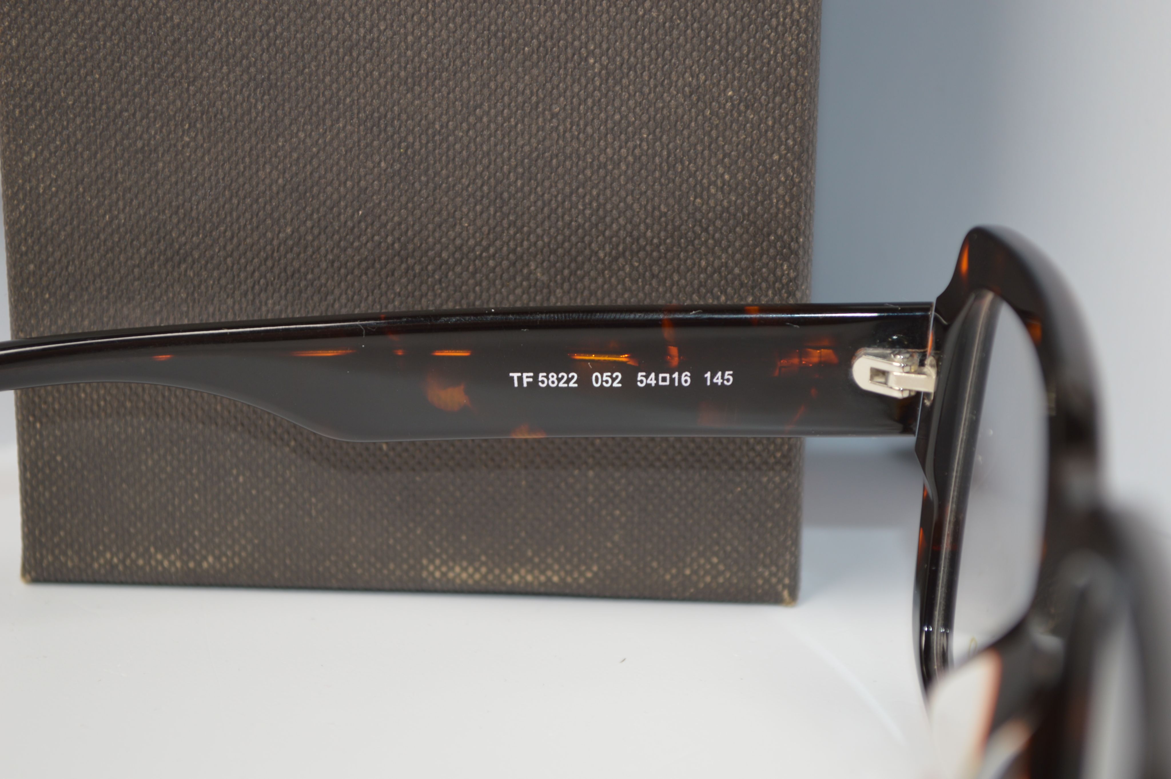 Оправа ретро стиль от Tom Ford 5822. Модель изящная, унисекс.