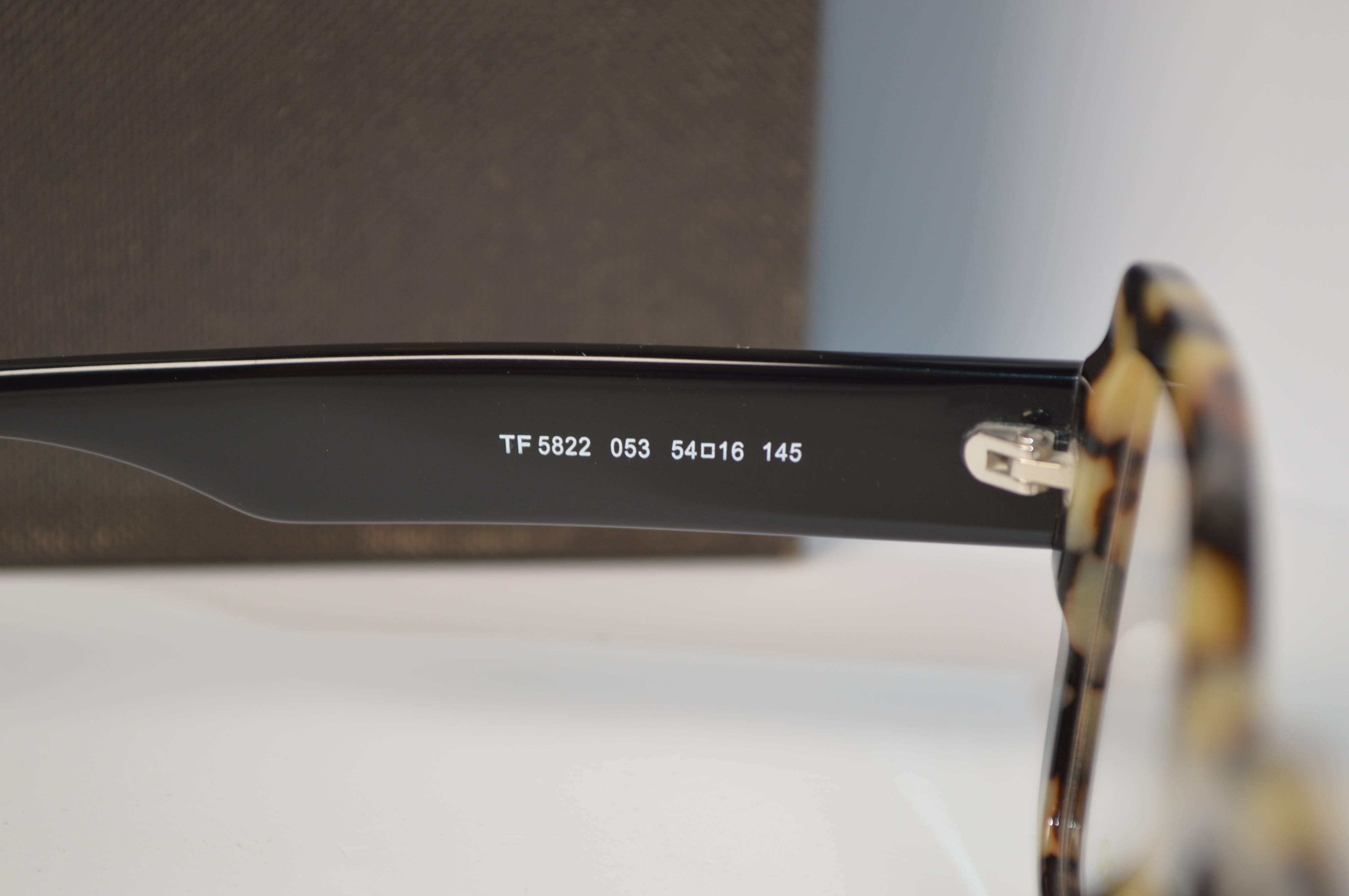 Оправа ретро стиль от Tom Ford 5822. Модель изящная, унисекс.