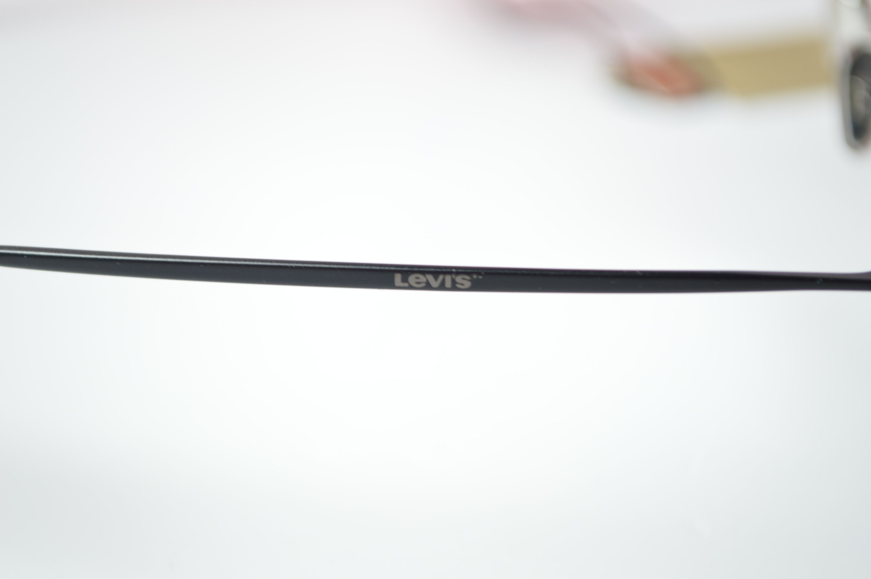 Оправа стильная, унисекс, Levi's модель LS05270. Оправа круглая с верхней перекладиной для него и для нее.