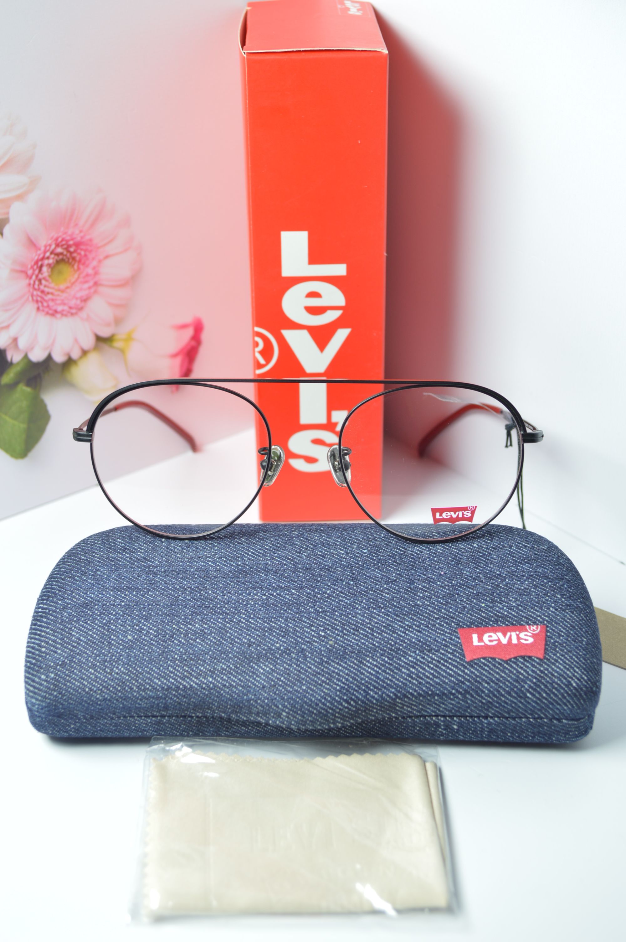 Оправа стильная, унисекс, Levi's модель LS05270. Оправа круглая с верхней перекладиной для него и для нее.
