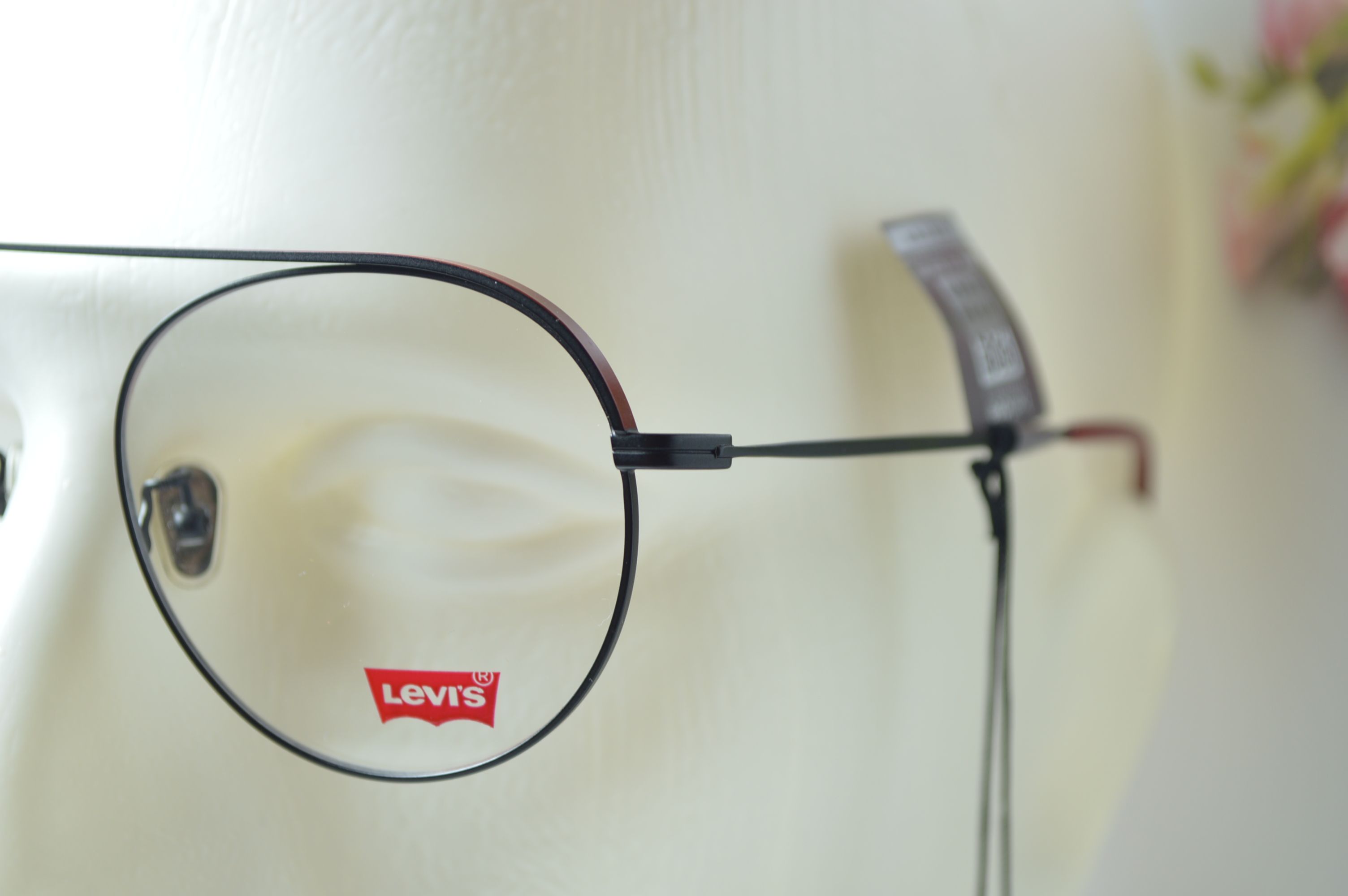 Оправа стильная, унисекс, Levi's модель LS05270. Оправа круглая с верхней перекладиной для него и для нее.