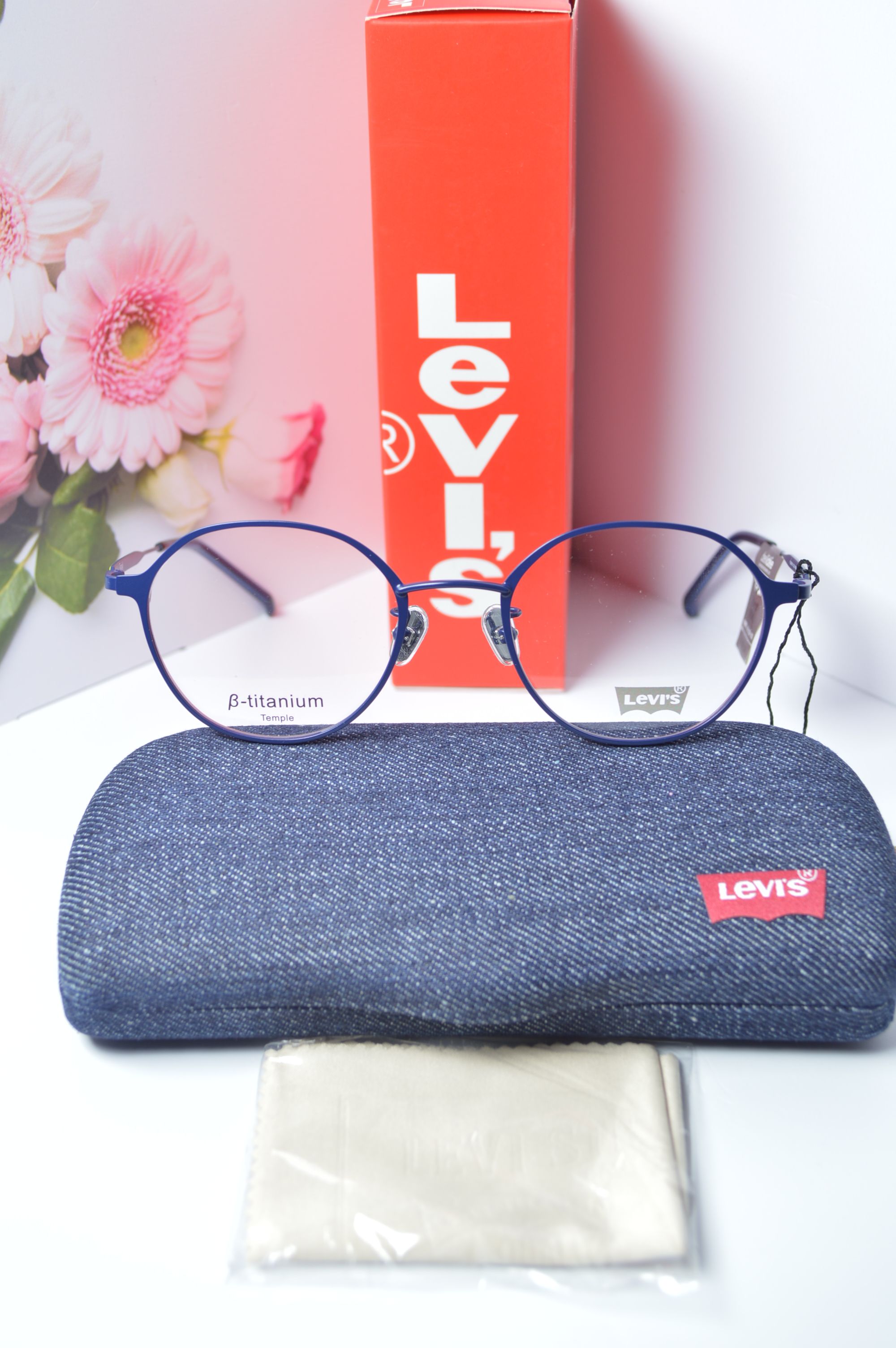 Оправа стильная, Levi's модель LS07015. Оправа только для нее! Титан