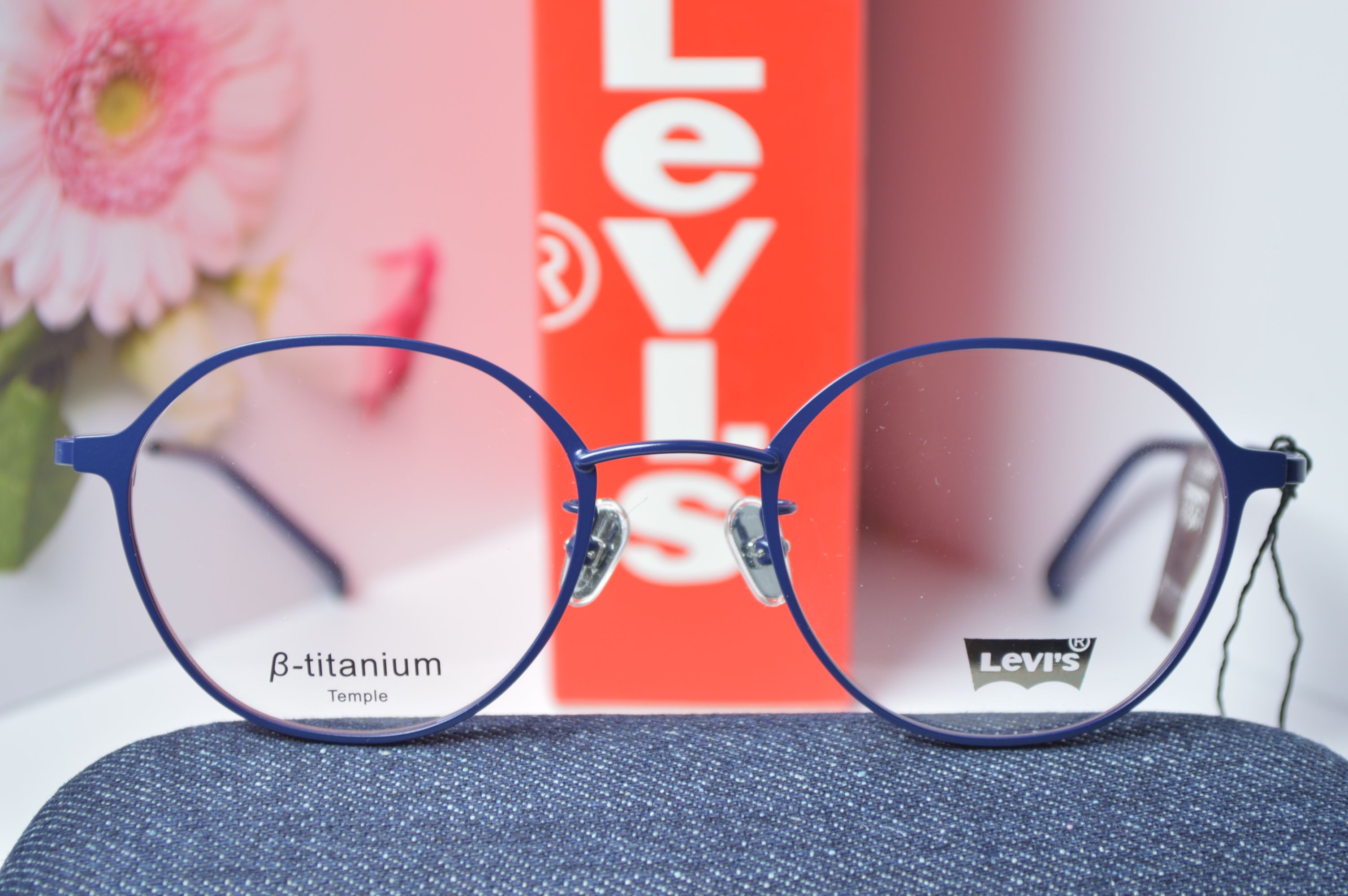 Оправа стильная, Levi's модель LS07015. Оправа только для нее! Титан