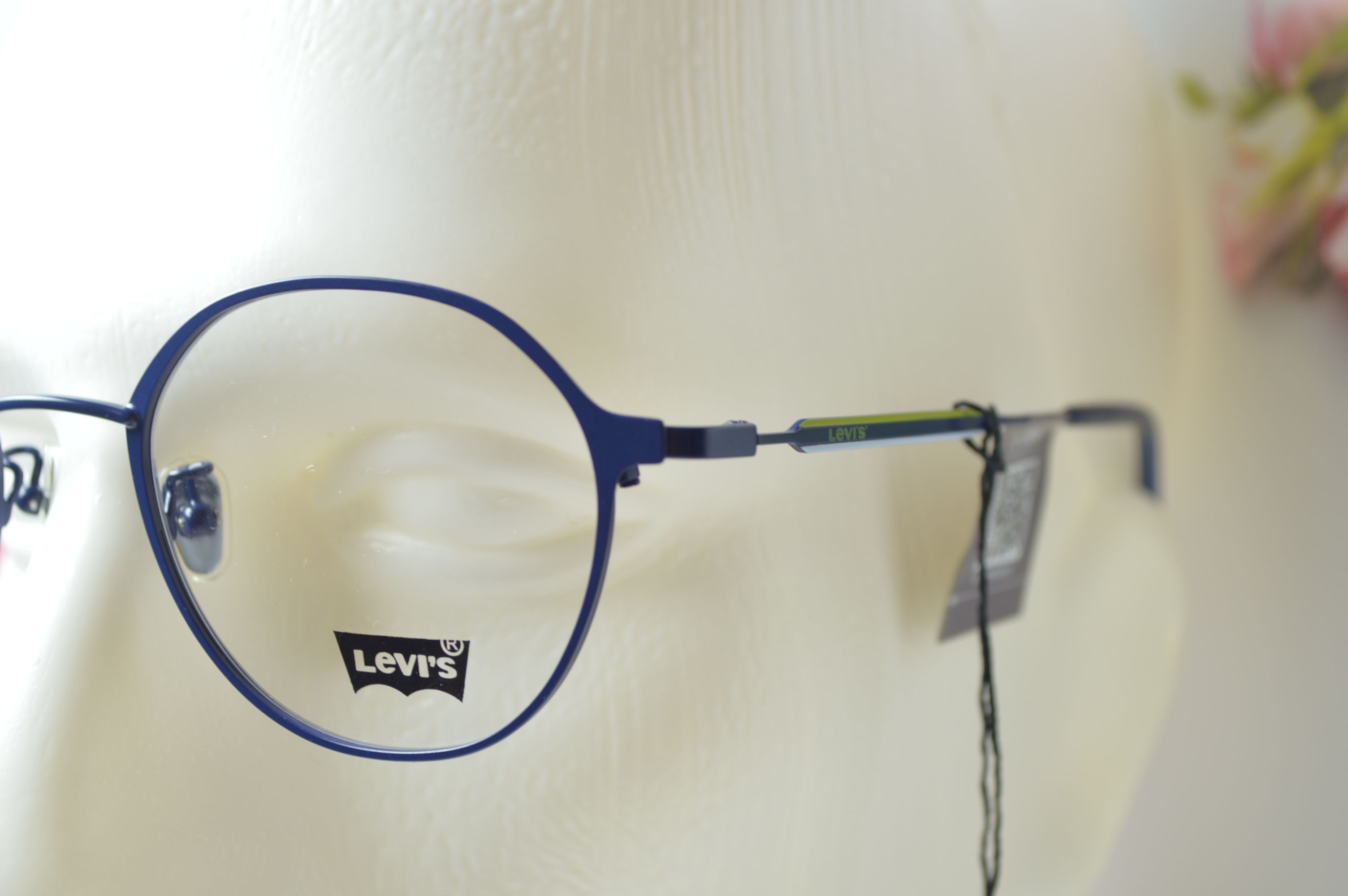 Оправа стильная, Levi's модель LS07015. Оправа только для нее! Титан