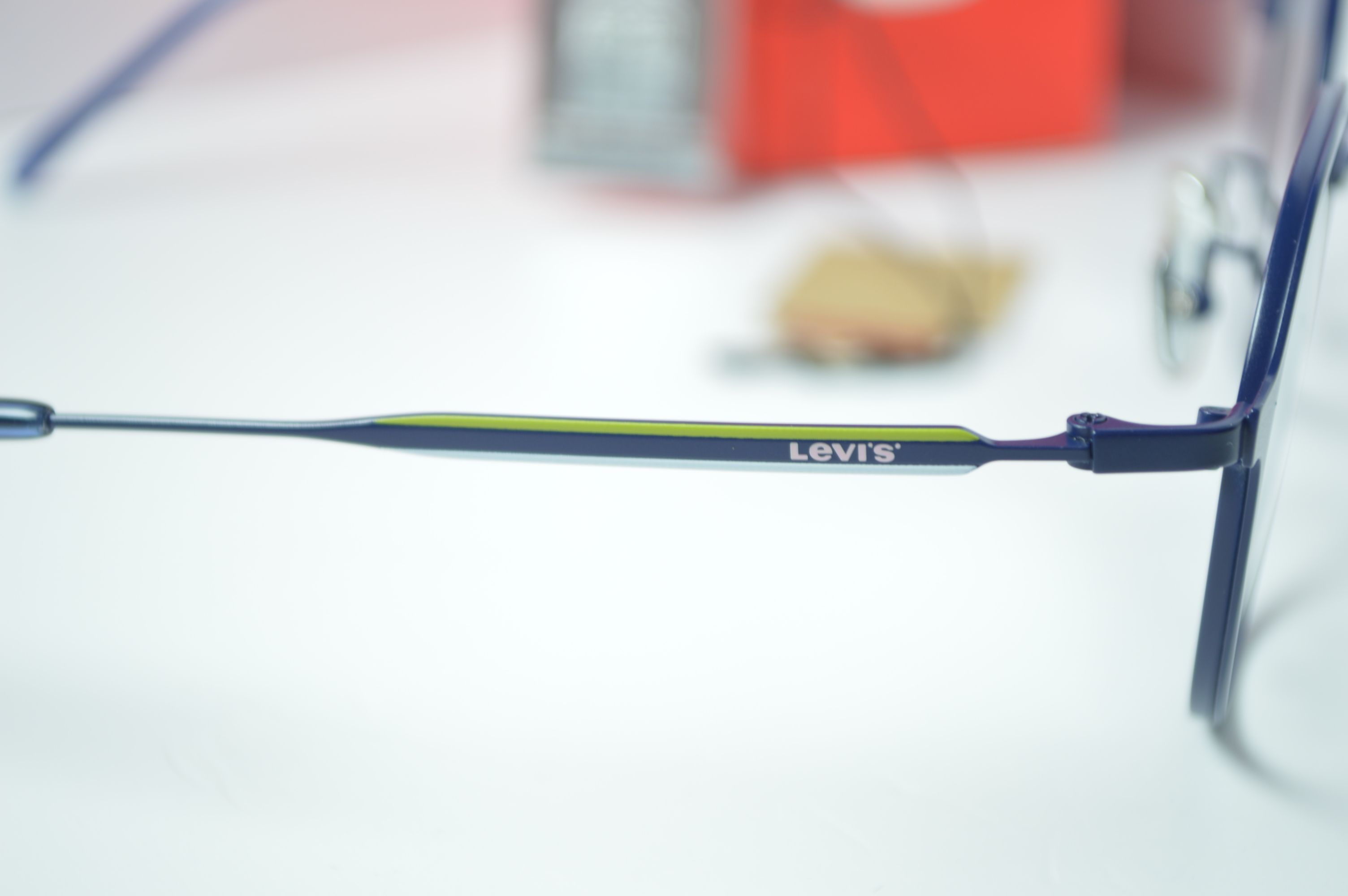 Оправа стильная, Levi's модель LS07015. Оправа только для нее! Титан