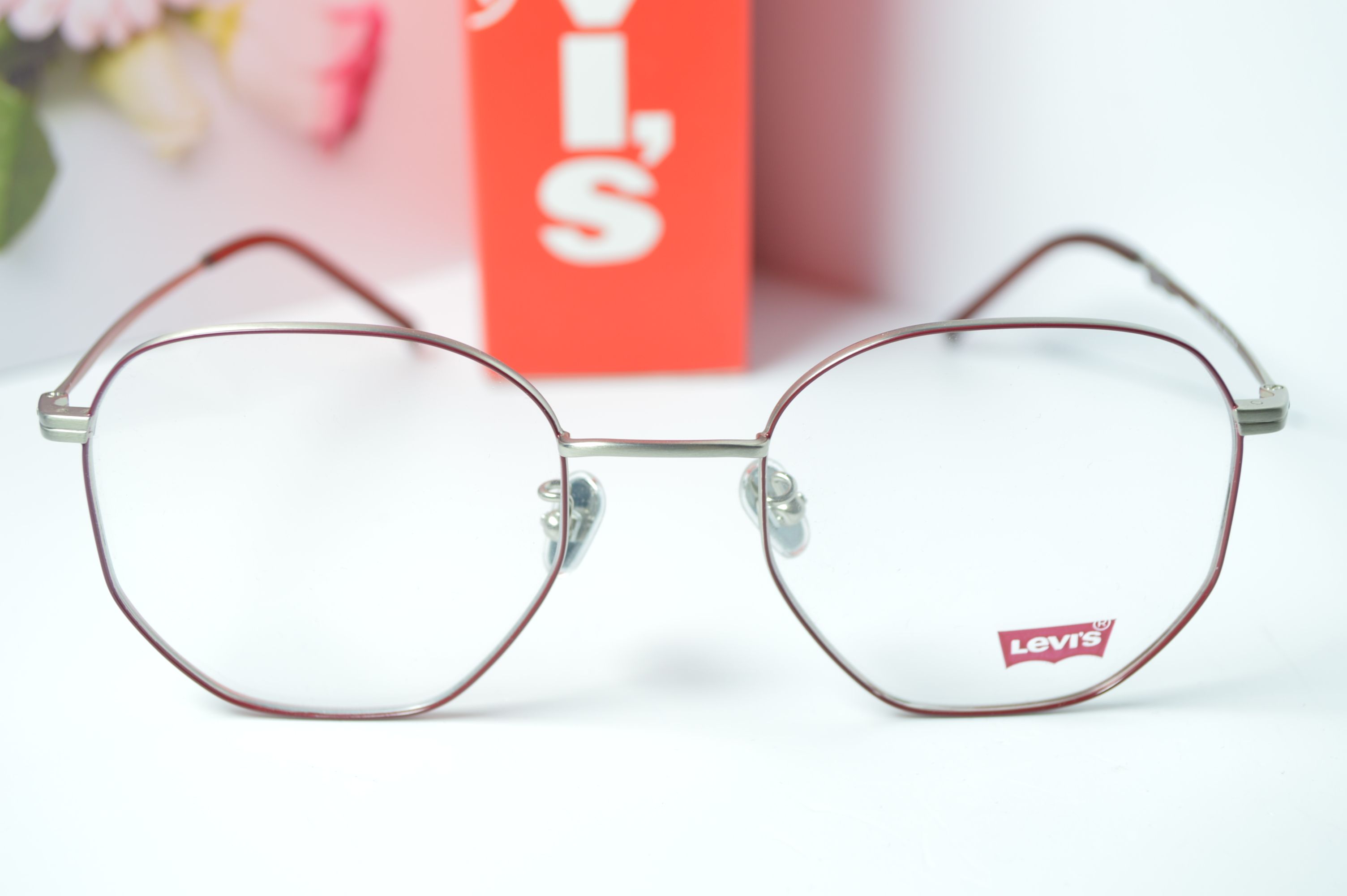 Оправа стильная, Levi's модель LS05266 C03. Оправа только для нее!