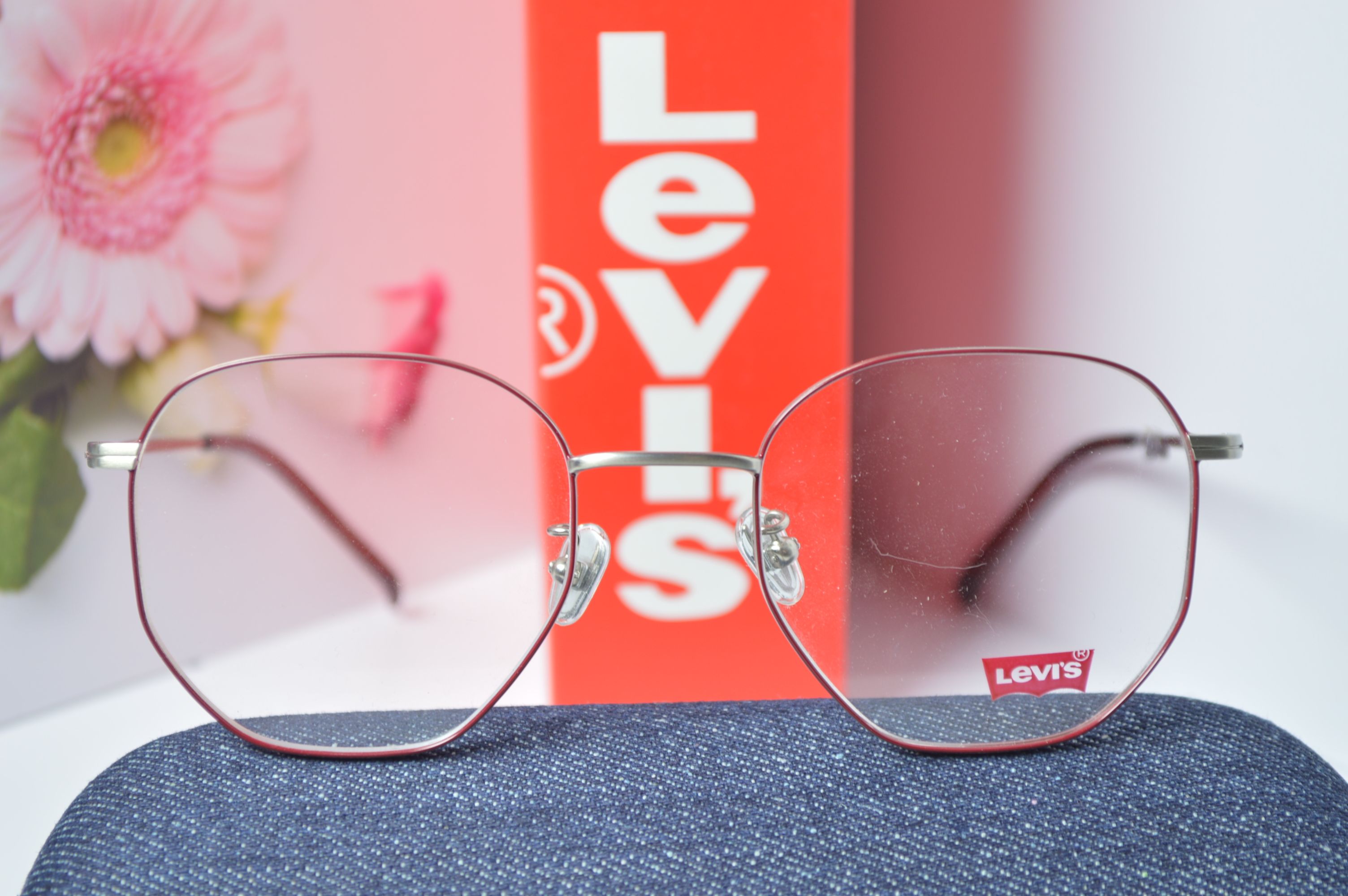 Оправа стильная, Levi's модель LS05266 C03. Оправа только для нее!