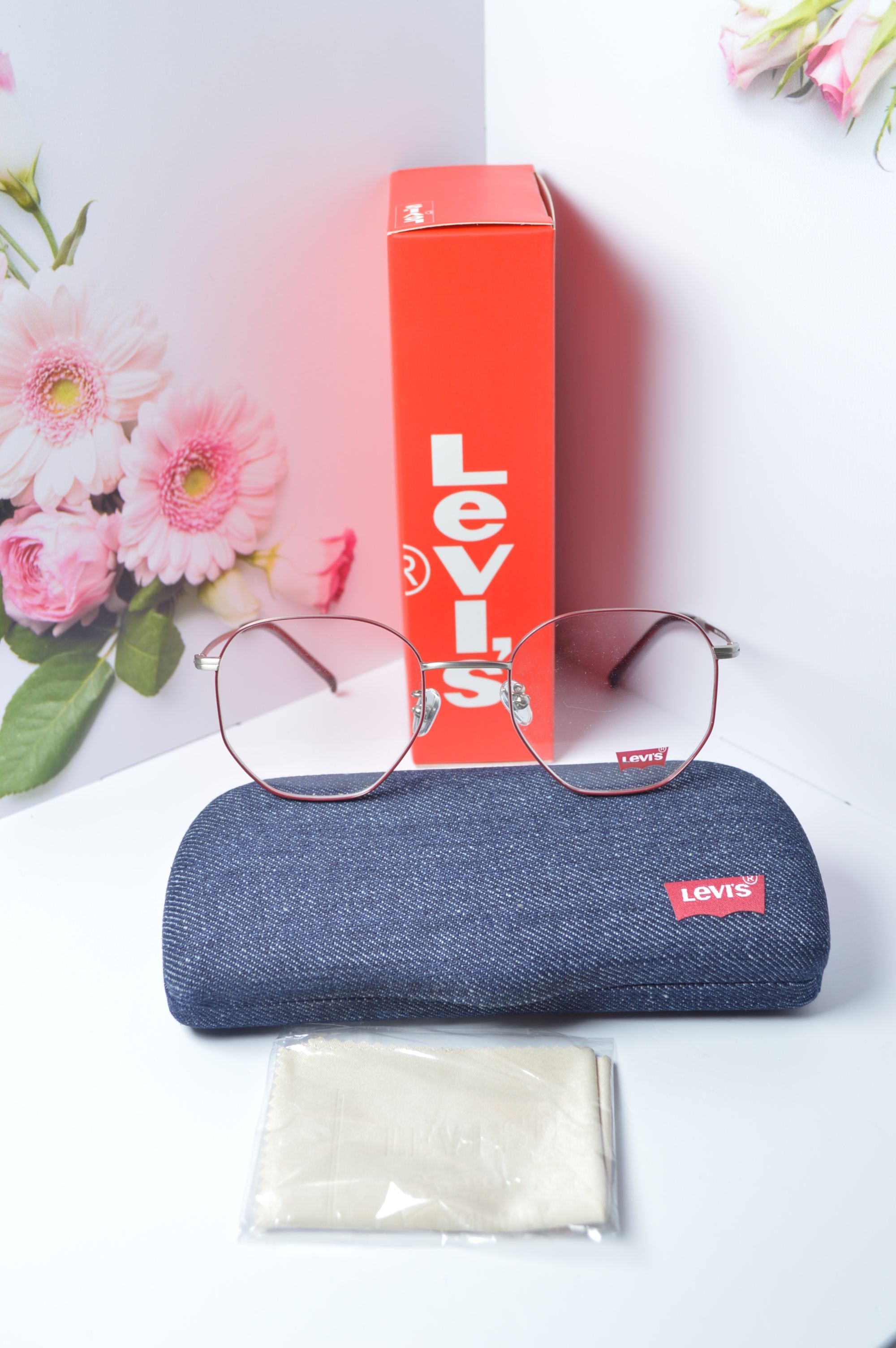Оправа стильная, Levi's модель LS05266 C03. Оправа только для нее!