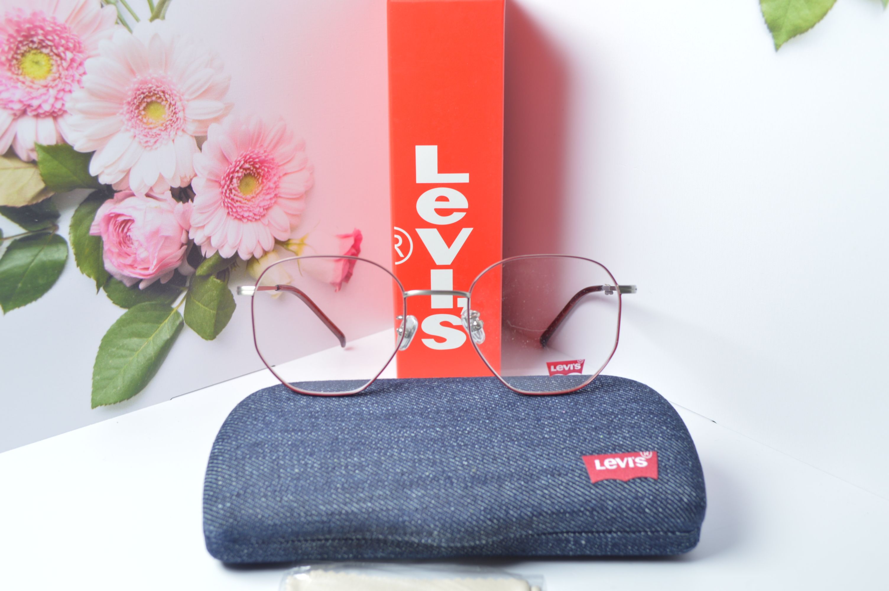 Оправа стильная, Levi's модель LS05266 C03. Оправа только для нее!