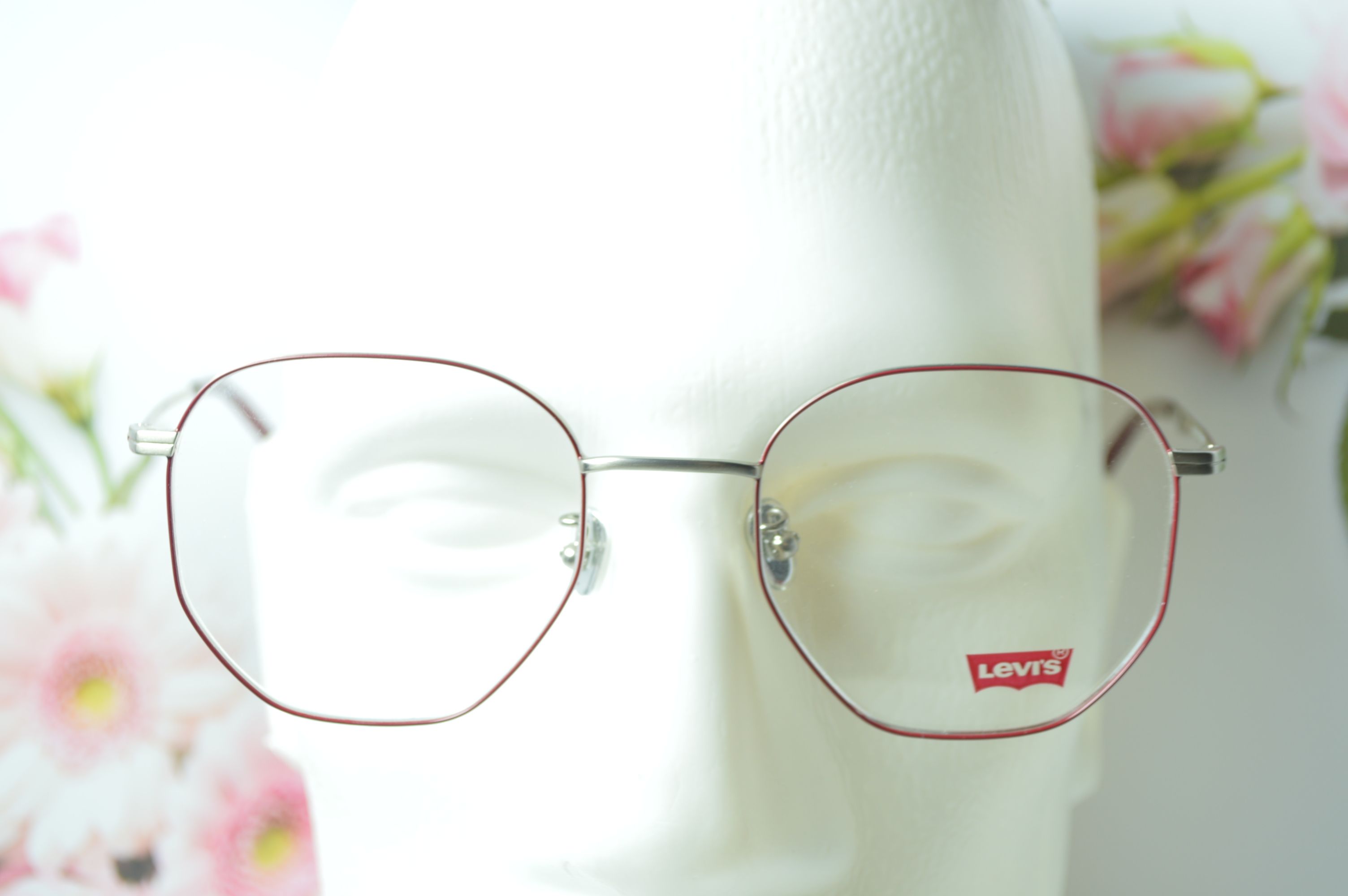 Оправа стильная, Levi's модель LS05266 C03. Оправа только для нее!