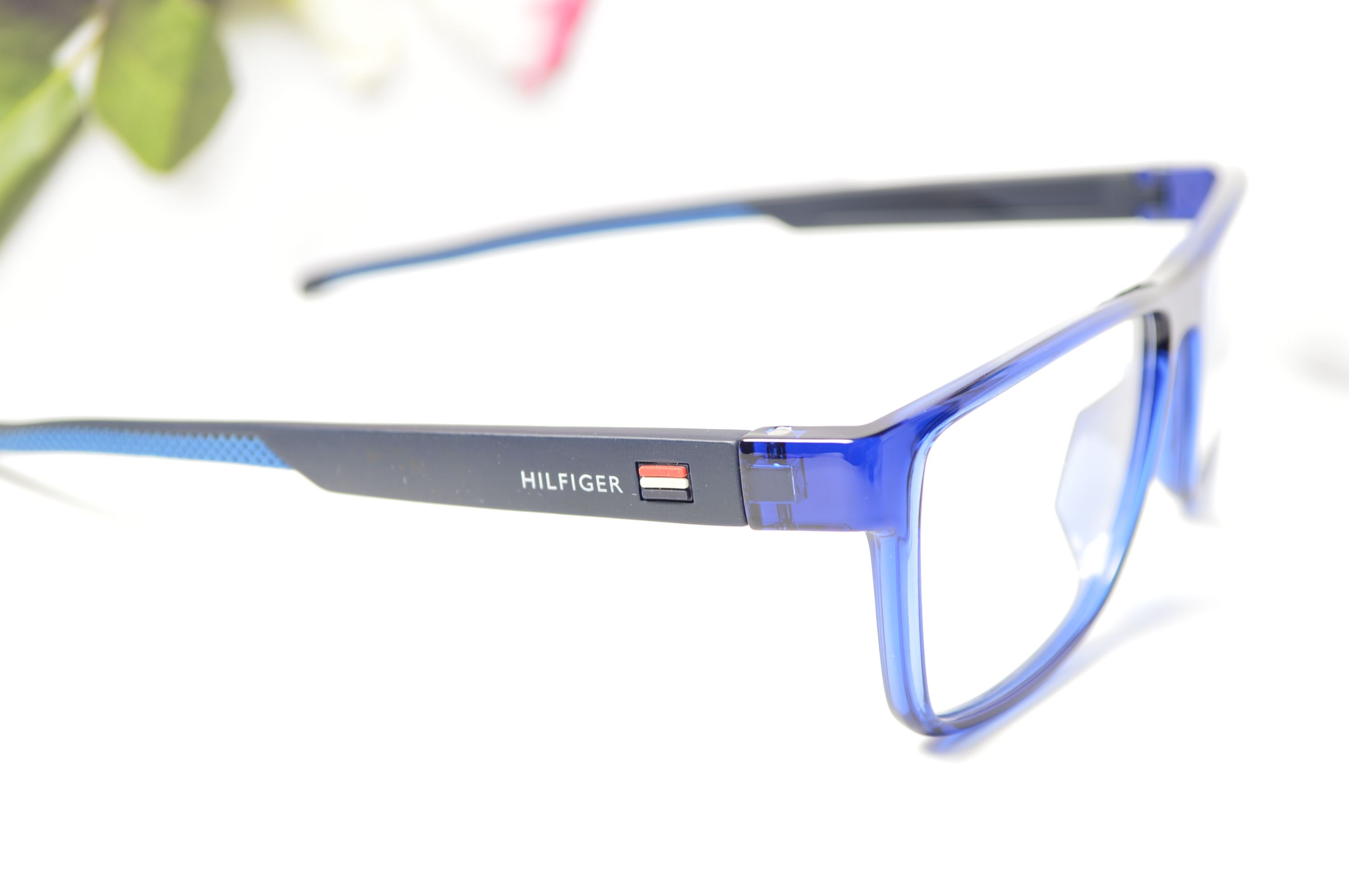 Оправа пластиковая, унисекс. Стиль от Tommy Hilfiger. Модель ТН 1838.
