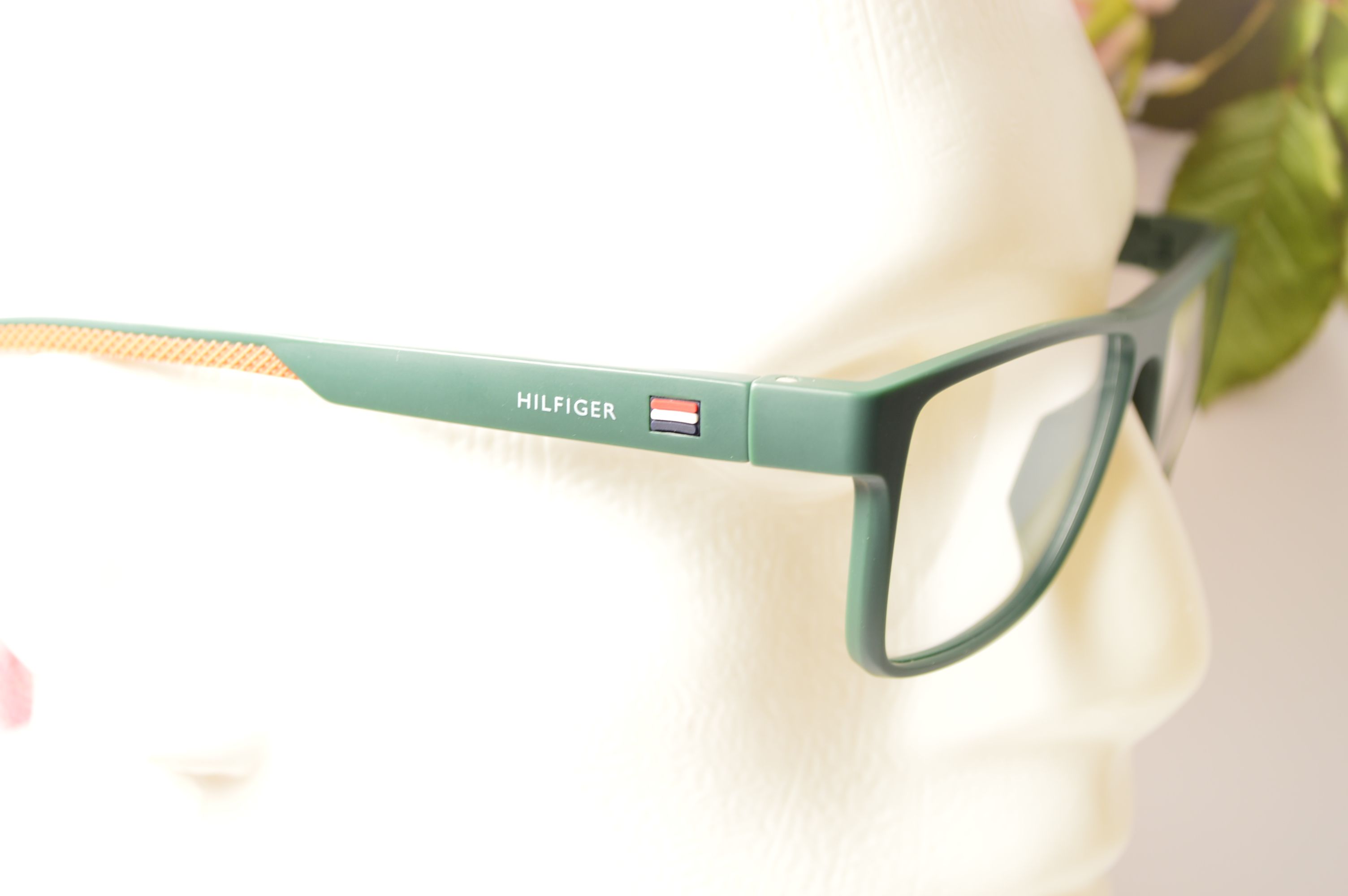 Оправа пластиковая, унисекс. Стиль от Tommy Hilfiger. Модель ТН 1838.