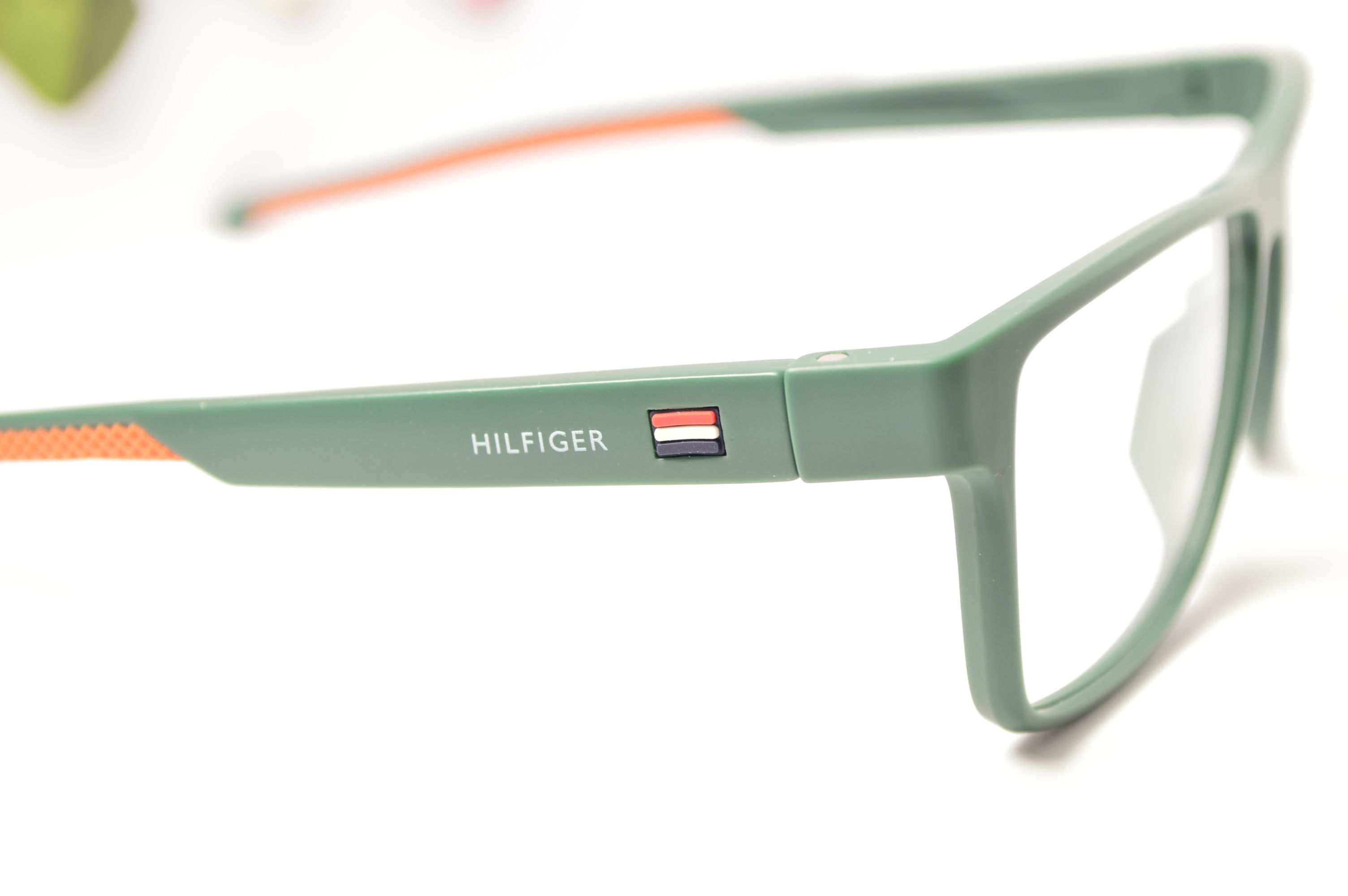 Оправа пластиковая, унисекс. Стиль от Tommy Hilfiger. Модель ТН 1838.