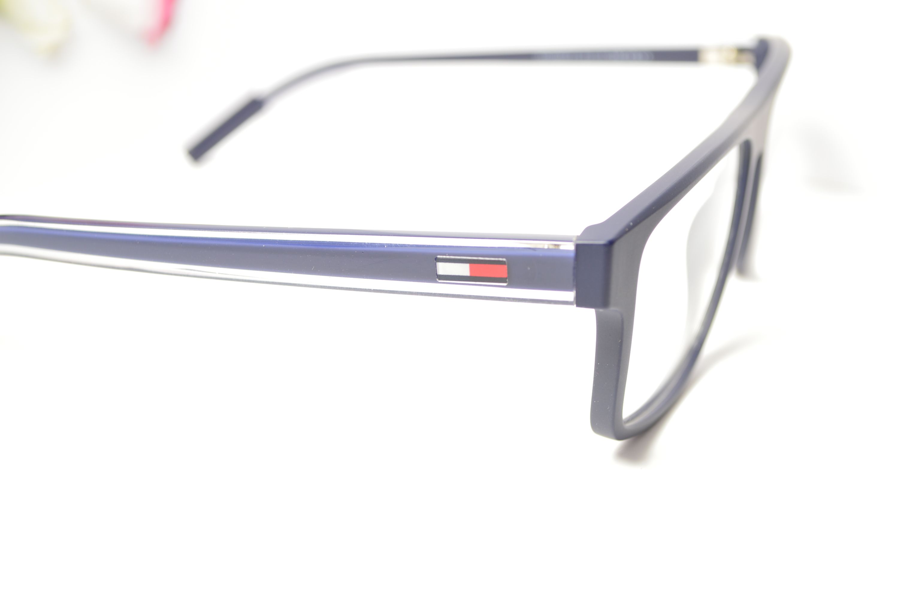 Оправа пластиковая, унисекс. Стиль от Tommy Hilfiger. Модель OLD0077T C6