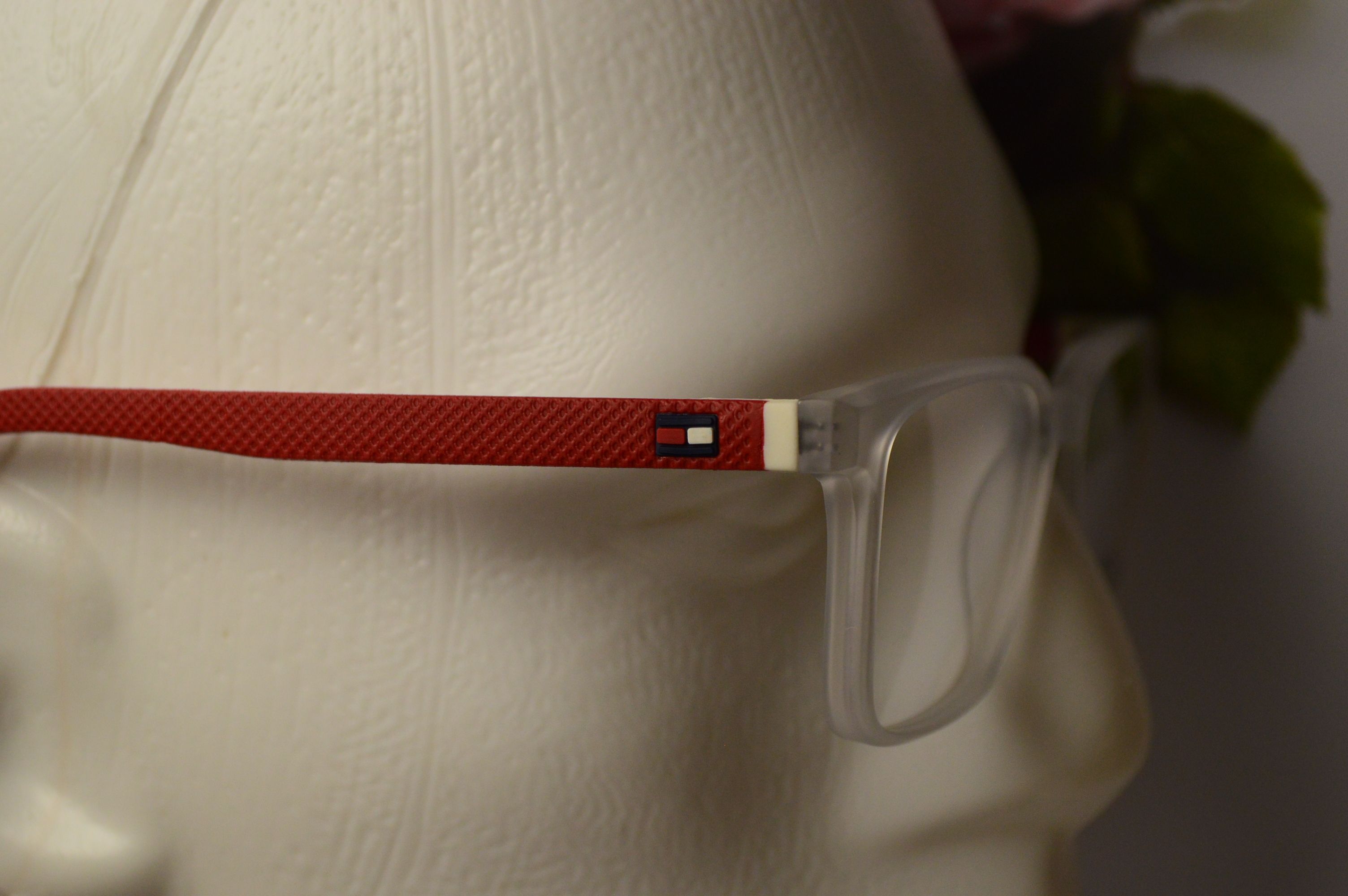 Оправа пластиковая, унисекс. Стиль от Tommy Hilfiger. Модель TH 1948 002